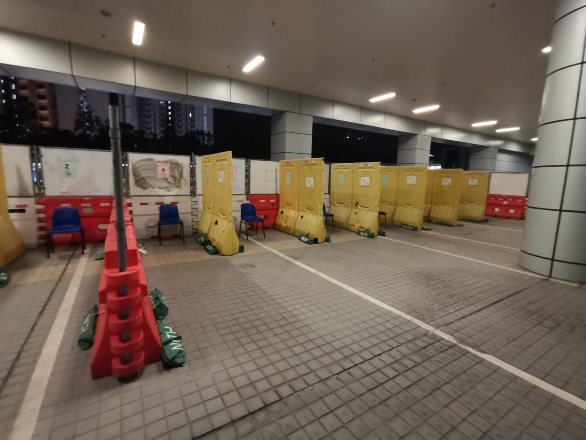 鄧先生昨午被安排在室外的臨時隔離區靜候,才知悉要等候衞生署安排車輛送返檢疫中心,估計至午夜才能安排。(受訪者提供) 鄧先生昨午被安排在室外的臨時隔離區靜候,才知悉要等候衞生署安排車輛送返檢疫中心,估計至午夜才能安排。(受訪者提供)