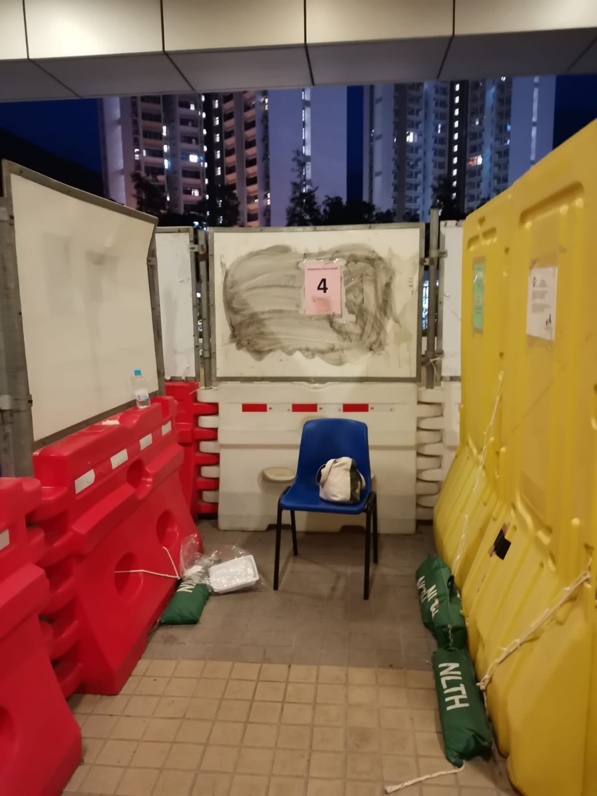 在醫院緊急車輛停車處設立十個臨時隔離區,由膠板分隔,每格只有一張膠椅。(受訪者提供) 在醫院緊急車輛停車處設立十個臨時隔離區,由膠板分隔,每格只有一張膠椅。(受訪者提供)