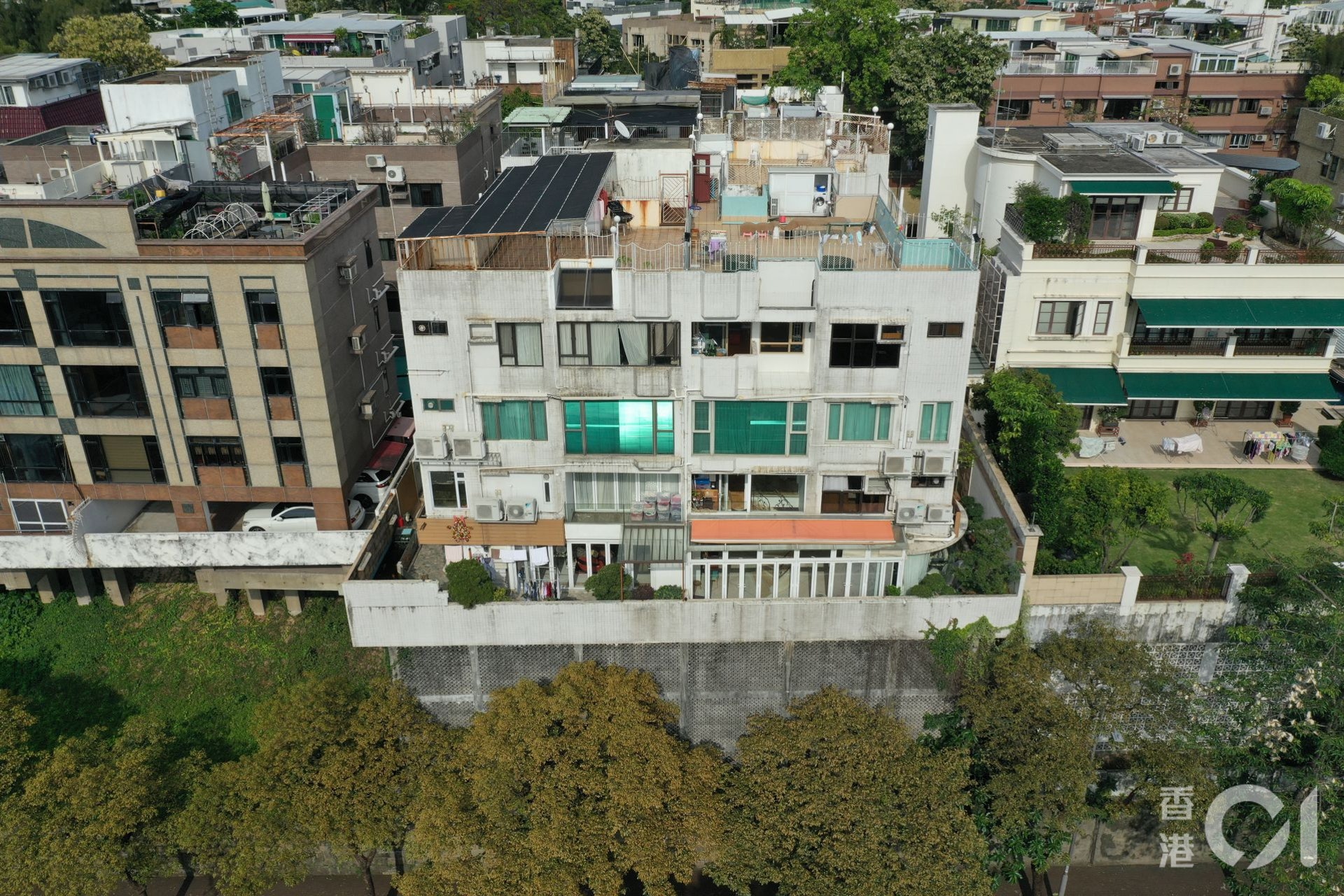 阿叻陳百祥九龍塘大宅有多處僭建,包括開放式花園被圍封全層僭建,室內面積倍增至4000呎。(李澤彤攝) 阿叻陳百祥九龍塘大宅有多處僭建,包括開放式花園被圍封全層僭建,室內面積倍增至4000呎。(李澤彤攝)