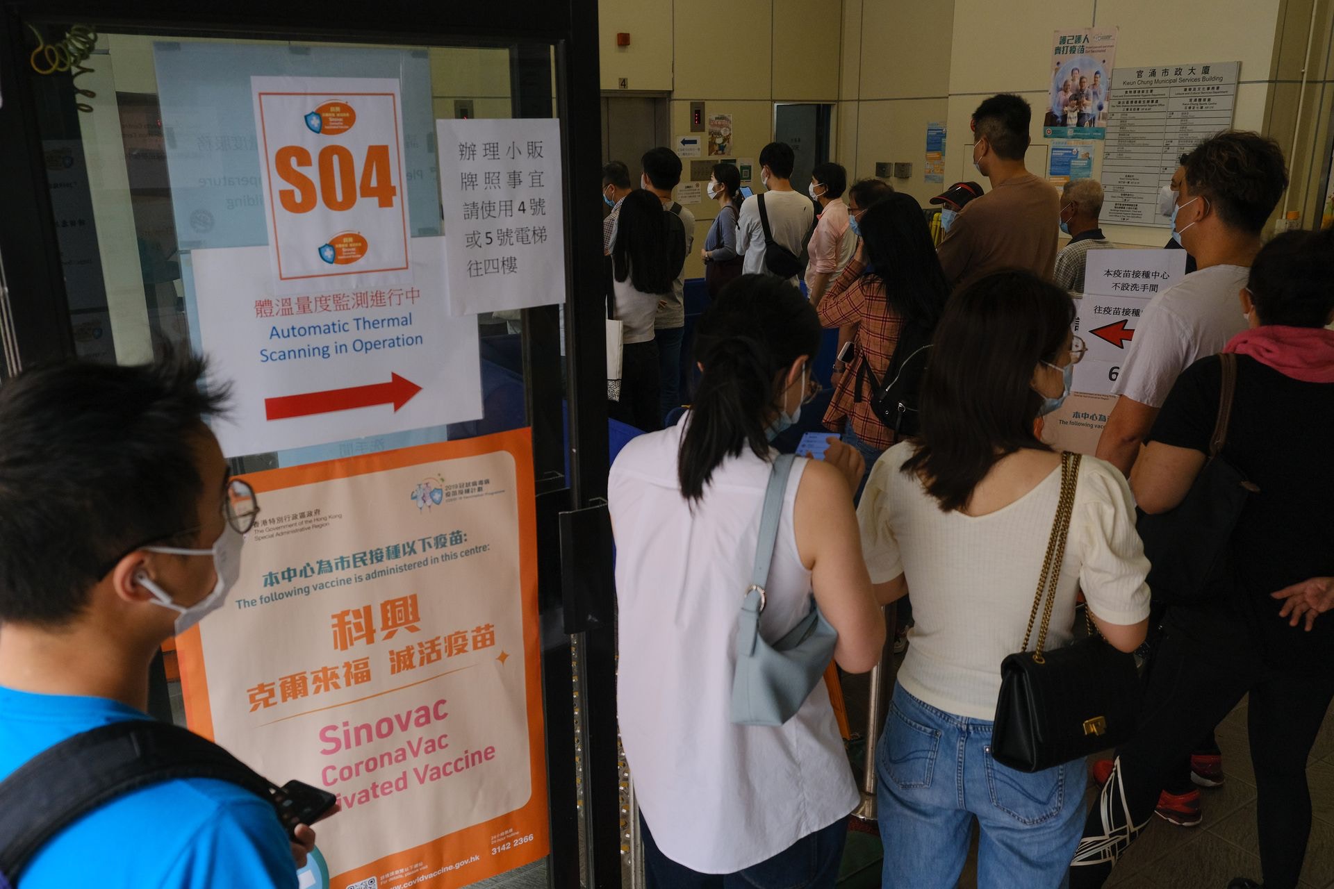 新冠疫苗｜13人接種後不適送院　50歲婦打第二針後短暫缺血性中風