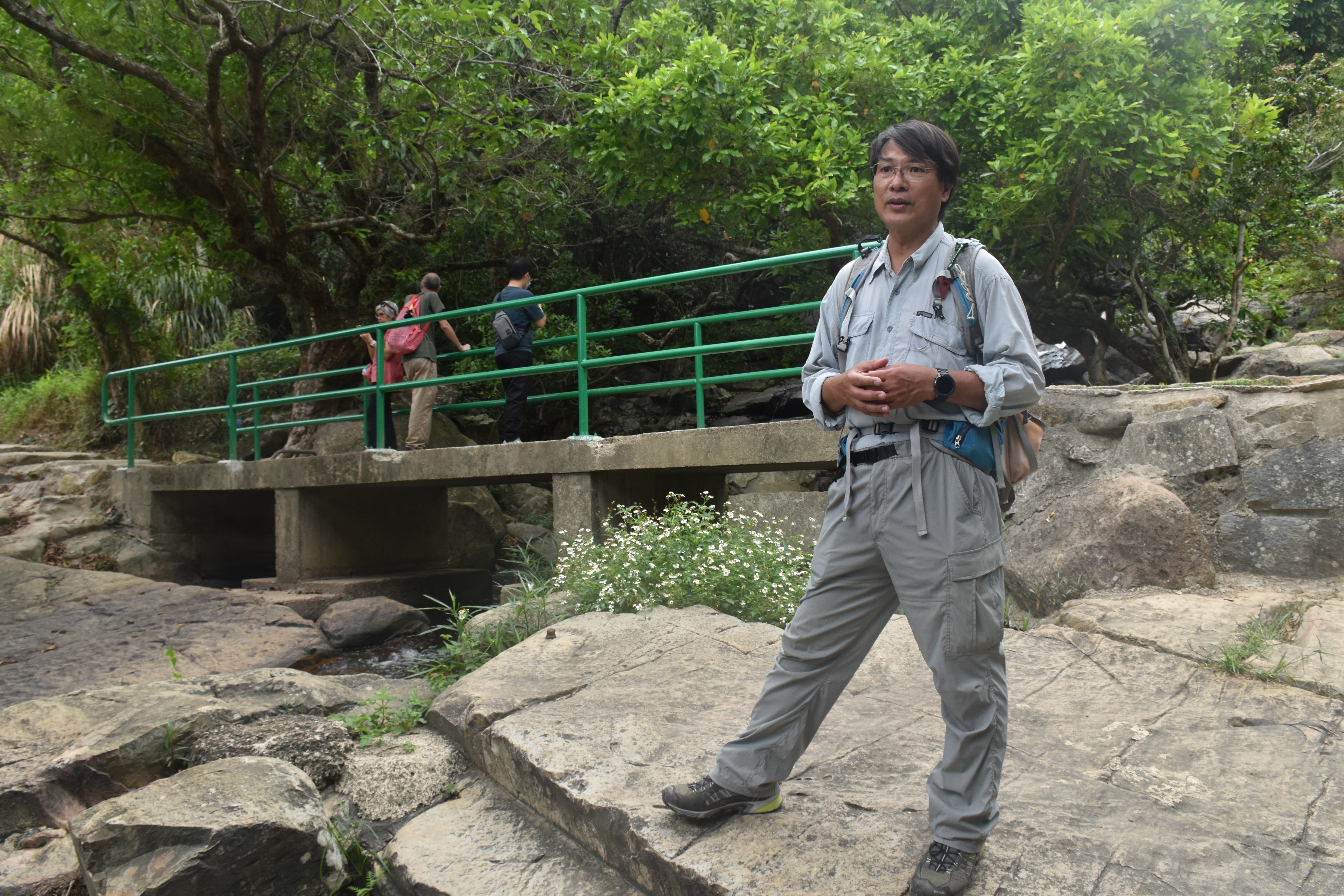 何偉明指行山、跑山、攀岩所需的裝備及技術都不同。（顏銘輝攝）