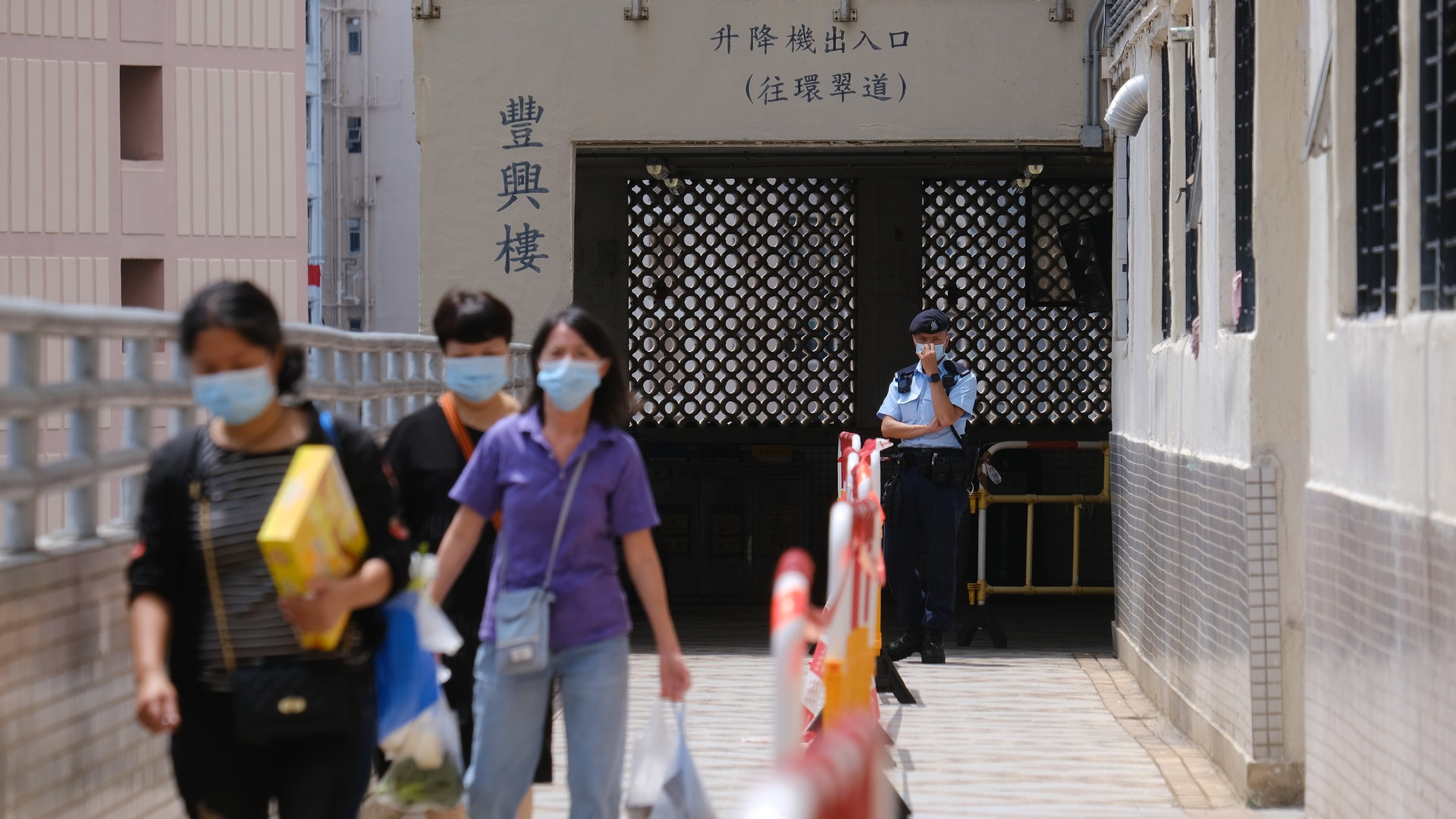 柴灣興華邨豐興樓逾時未解封 中午未見動靜 區議員憂居民要隔離 柴灣興華邨豐興樓逾時未解封 中午未見動靜 區議員憂居民要隔離