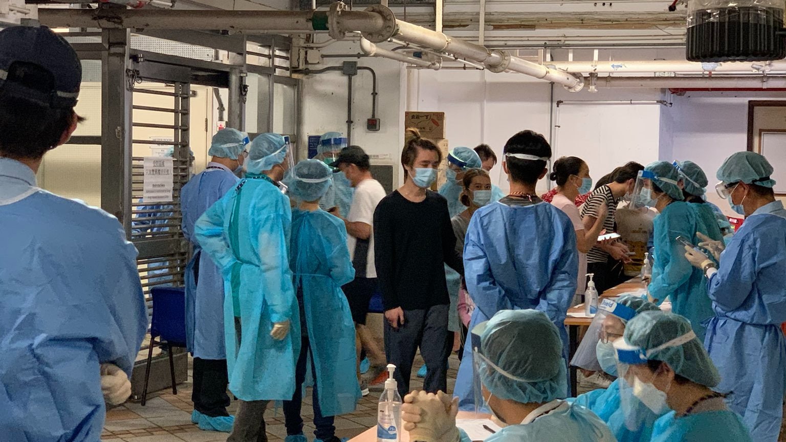 興華邨豐興樓圍封22小時 居民晚上7時准離開免檢疫:鬆一口氣 興華邨豐興樓圍封22小時 居民晚上7時准離開免檢疫:鬆一口氣