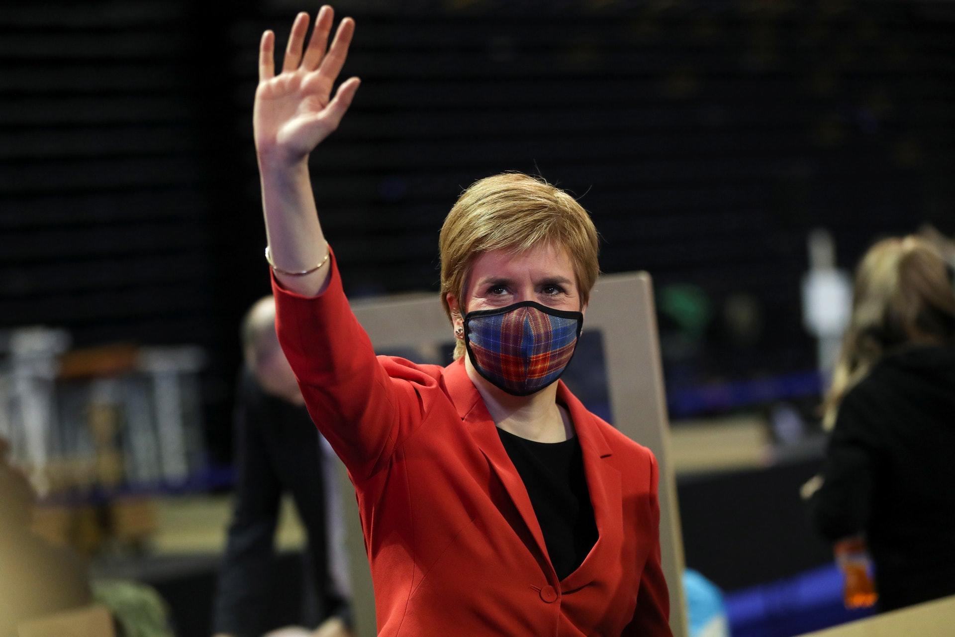 英國地方選舉:蘇格蘭首席部長兼民族黨領袖施雅晴(Nicola Sturgeon)5月7日成功保住議席,該黨亦在數個關鍵選區報捷,為舉行第二次獨立公投鋪路。(Reuters) 英國地方選舉:蘇格蘭首席部長兼民族黨領袖施雅晴(Nicola Sturgeon)5月7日成功保住議席,該黨亦在數個關鍵選區報捷,為舉行第二次獨立公投鋪路。(Reuters)