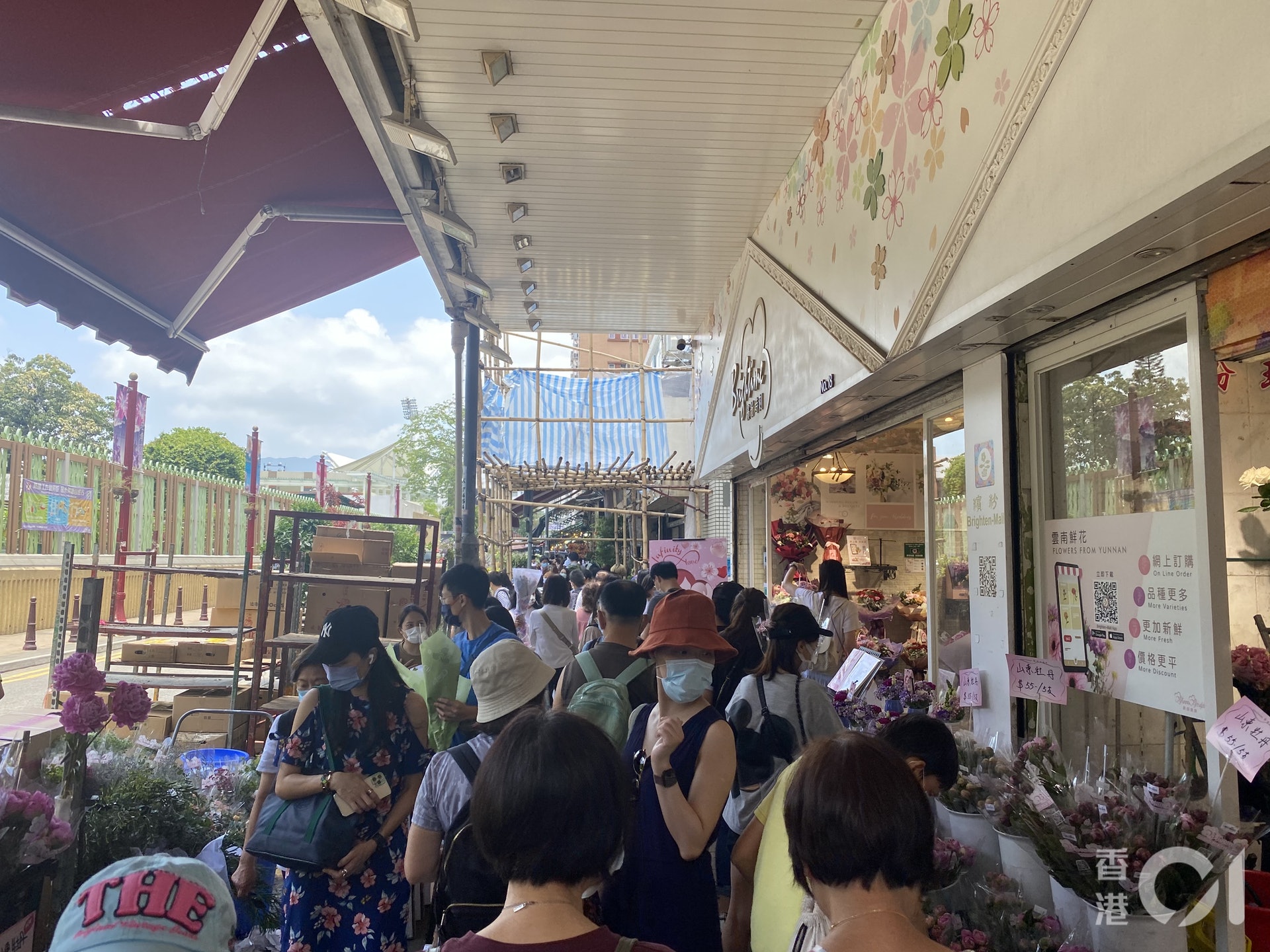 花墟逼滿母親節買花人流,水洩不通。(鍾妍攝) 花墟逼滿母親節買花人流,水洩不通。(鍾妍攝)
