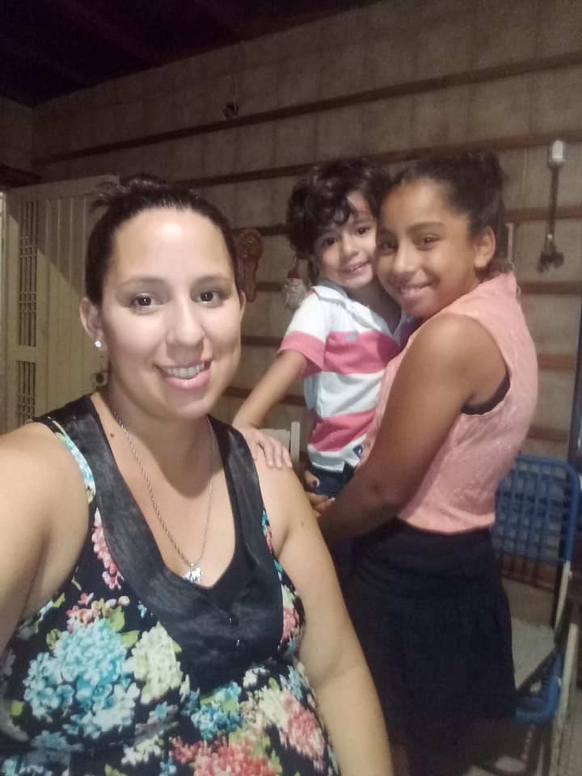 奧耶達還有1名大女兒瑪麗安娜（右一），事發當天剛好去了祖母家中。（「Mariana Ojeda」fb圖片）