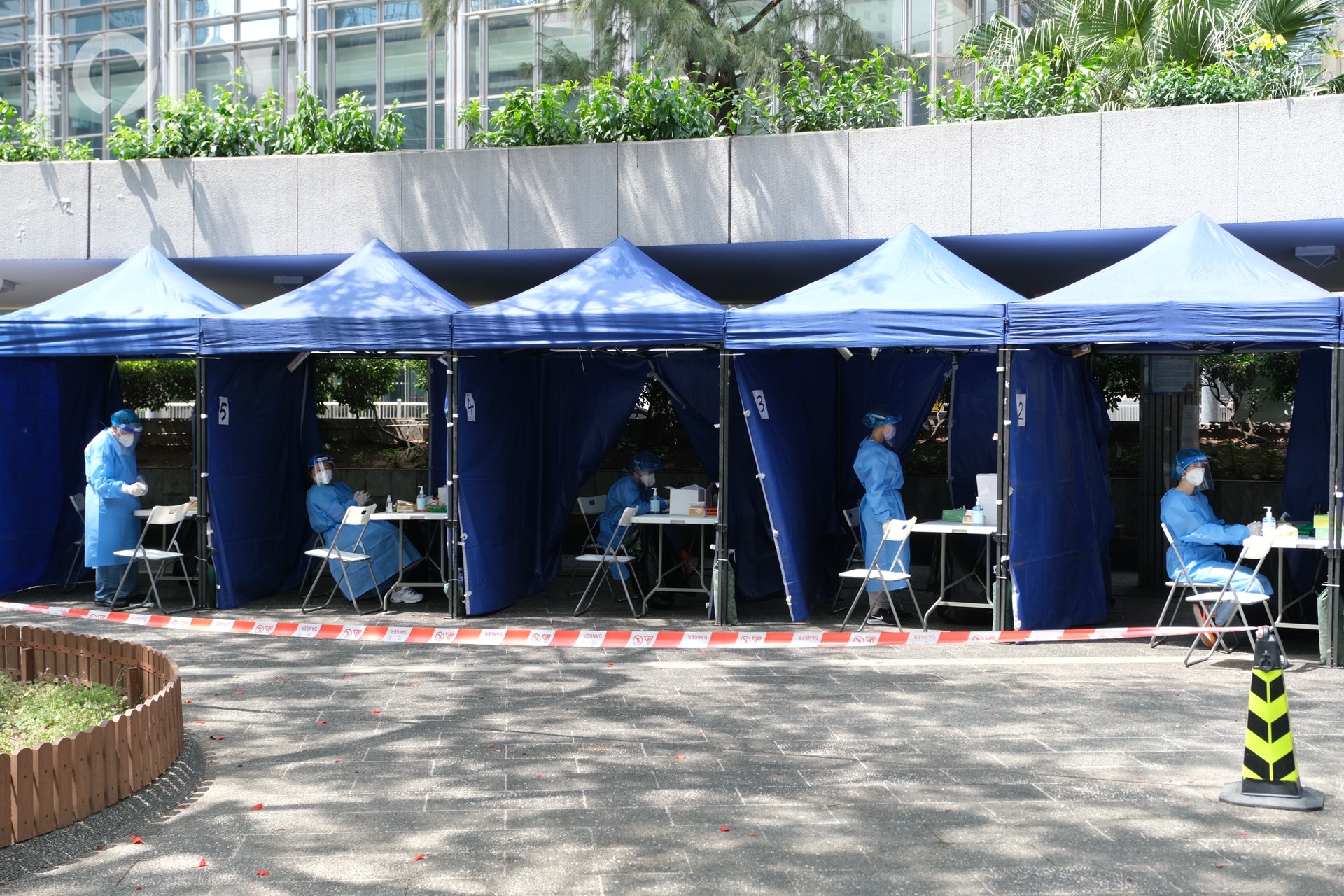 中環遮打花園流動採樣站人流冷清,到場外傭可直接檢測,無需排隊。(盧翊銘攝) 中環遮打花園流動採樣站人流冷清,到場外傭可直接檢測,無需排隊。(盧翊銘攝)