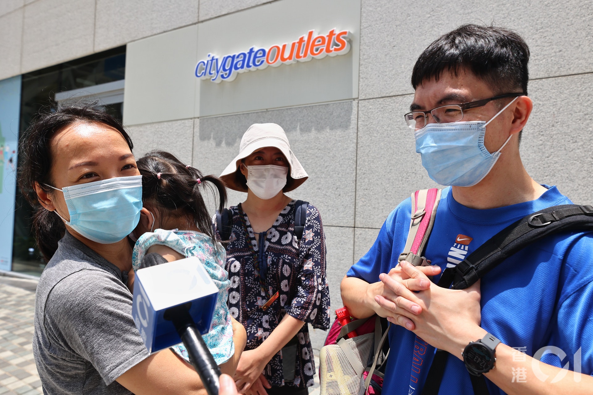 剛剛去完大嶼山露營的陳氏一家,特意從港島到離島預祝母親節,陳太認為做足防禦措施即可。(張浩維攝) 剛剛去完大嶼山露營的陳氏一家,特意從港島到離島預祝母親節,陳太認為做足防禦措施即可。(張浩維攝)
