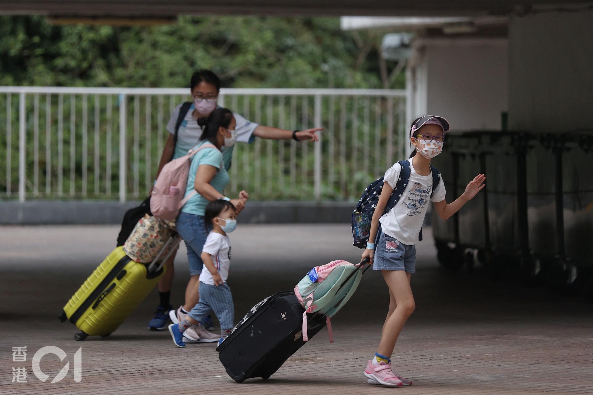 荃威花園R座居民於母親節當日獲「釋放」,離開檢疫中心回家。(鄭子峰攝) 荃威花園R座居民於母親節當日獲「釋放」,離開檢疫中心回家。(鄭子峰攝)