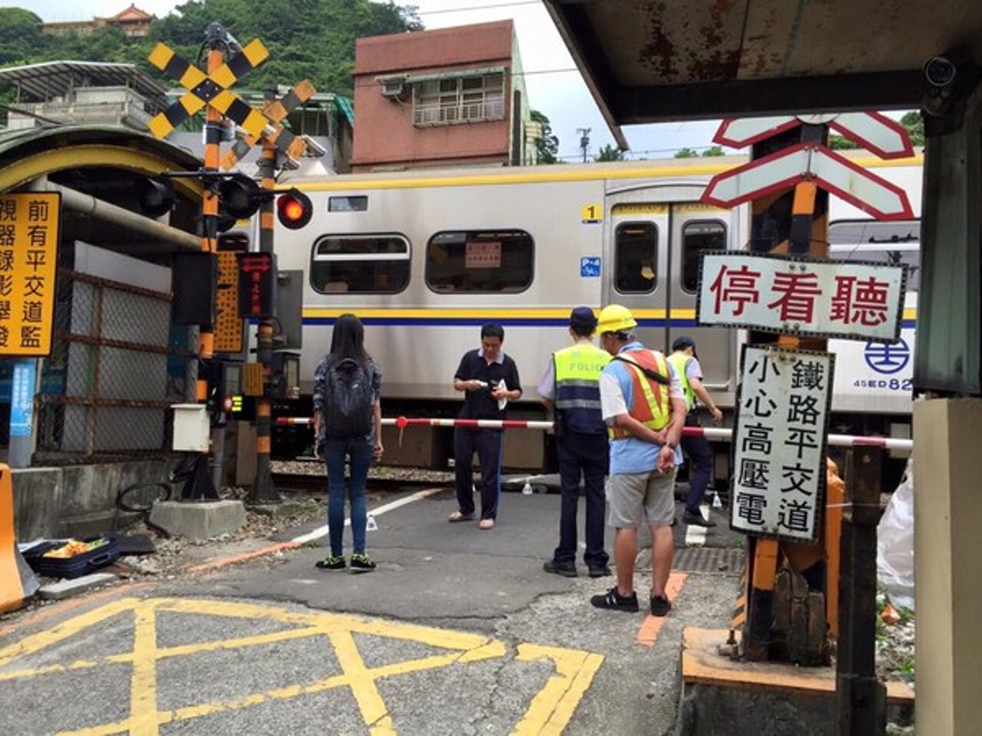 台鐵太魯閣號撞斃闖平交道婦人部分車次受阻 香港01 台灣新聞 台鐵太魯閣號撞斃闖平交道婦人部分車次受阻 香港01 台灣新聞