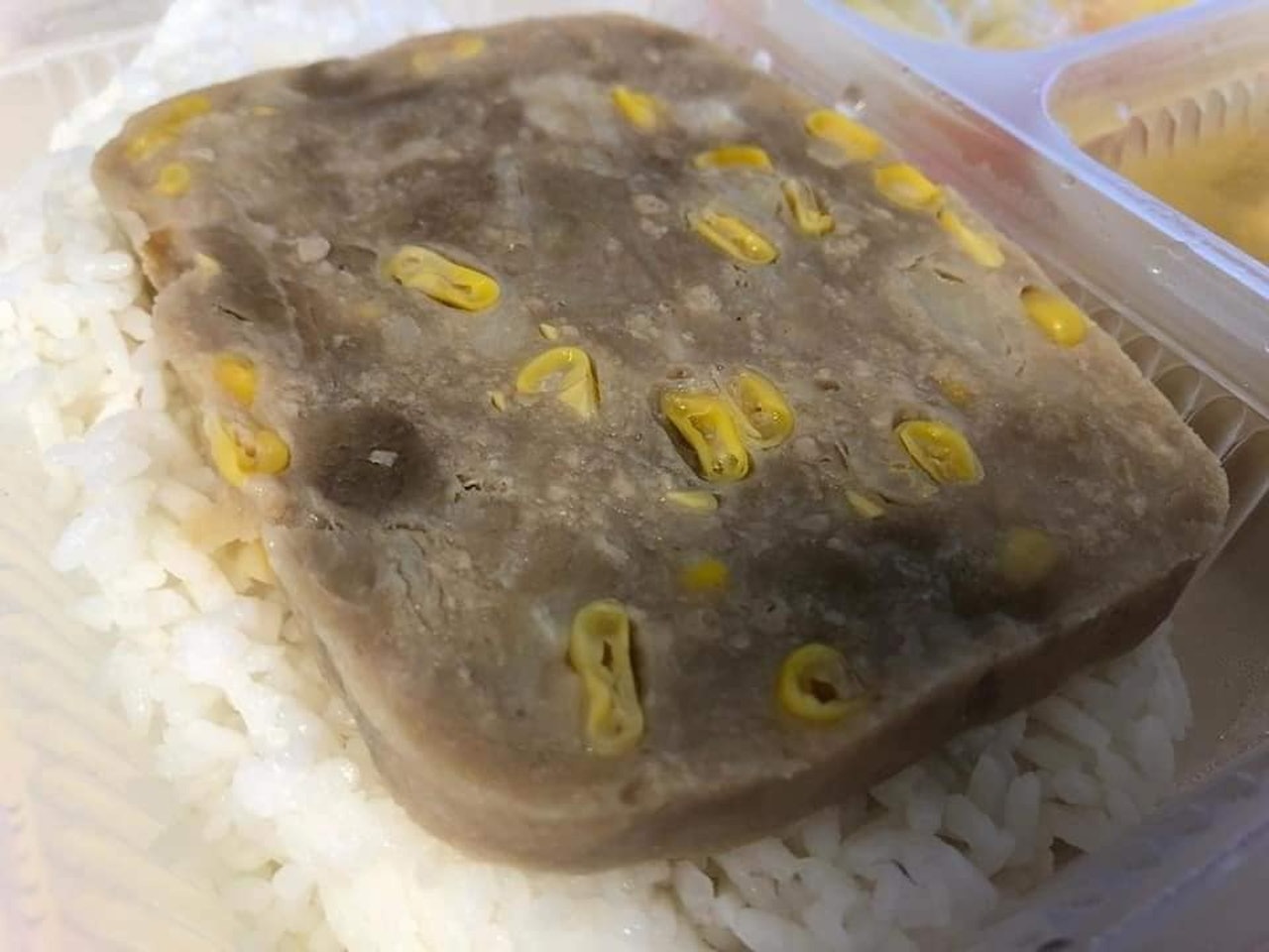 網上瘋傳隔離營的早午晚餐照片,引來網民熱議,上圖為其中之一的粟米肉餅飯。(網上圖片) 網上瘋傳隔離營的早午晚餐照片,引來網民熱議,上圖為其中之一的粟米肉餅飯。(網上圖片)