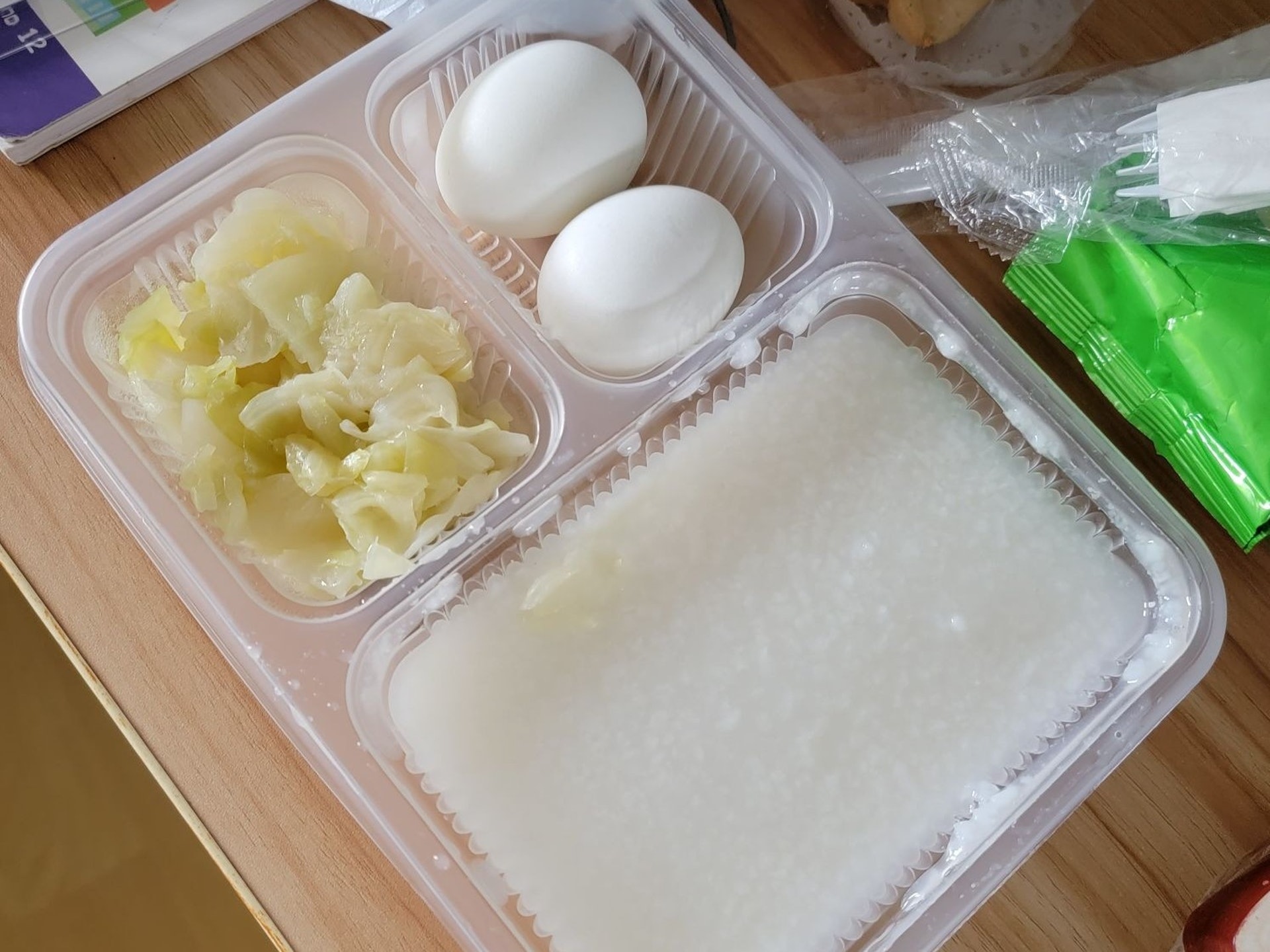 圖為網上流傳的隔離營飯盒。(網上圖片) 圖為網上流傳的隔離營飯盒。(網上圖片)