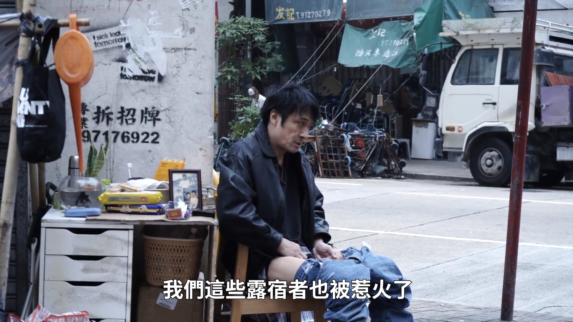 吳鎮宇飾演火爆街友「輝哥」。(影片擷圖) 吳鎮宇飾演火爆街友「輝哥」。(影片擷圖)