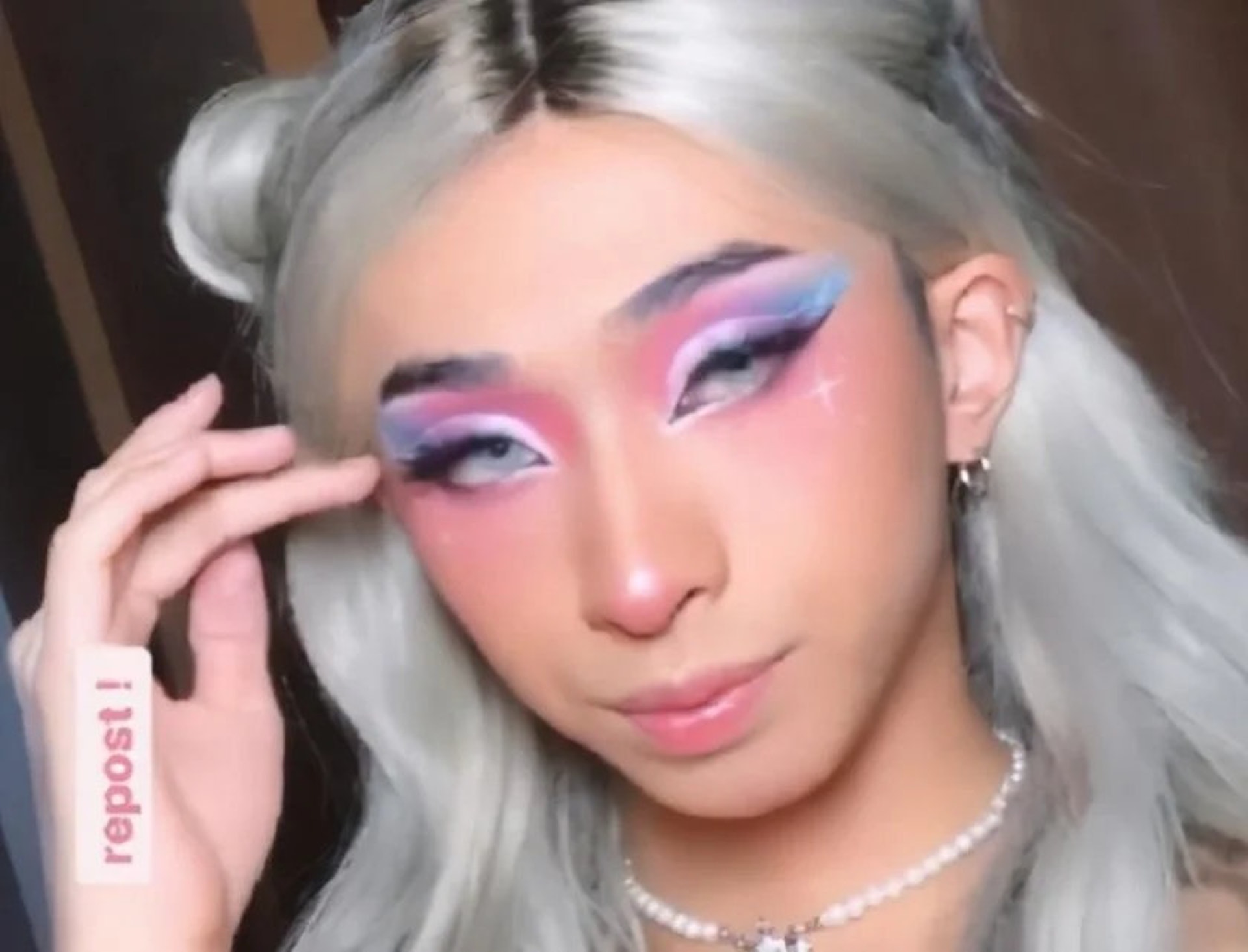 似乎愛化大濃妝。(微博圖片) 似乎愛化大濃妝。(微博圖片)