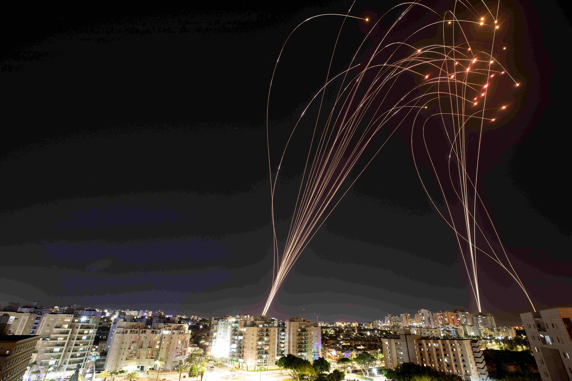 5月11日,以色列阿什凱隆的反導系統攔截來自巴勒斯坦加沙地帶的火箭彈。(Reuters) 5月11日,以色列阿什凱隆的反導系統攔截來自巴勒斯坦加沙地帶的火箭彈。(Reuters)