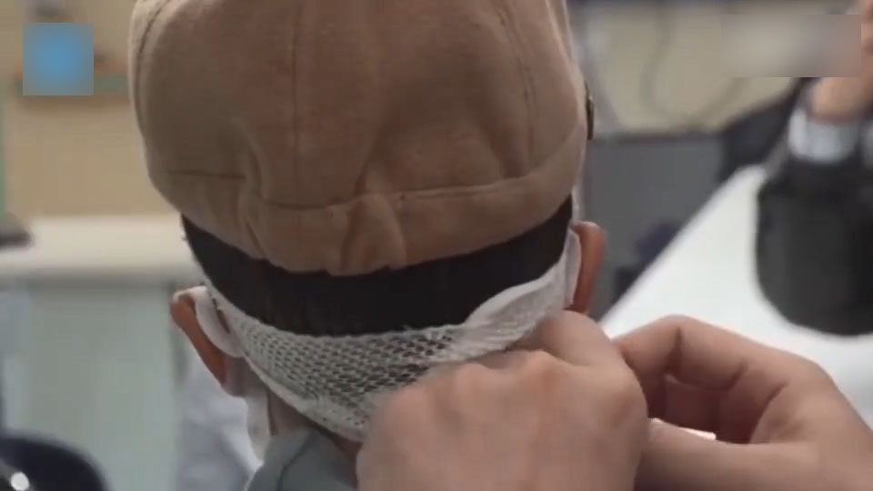 男童要做小手术，切下一些皮肤及肉，以便取出蜱虫。（微博影片截图）