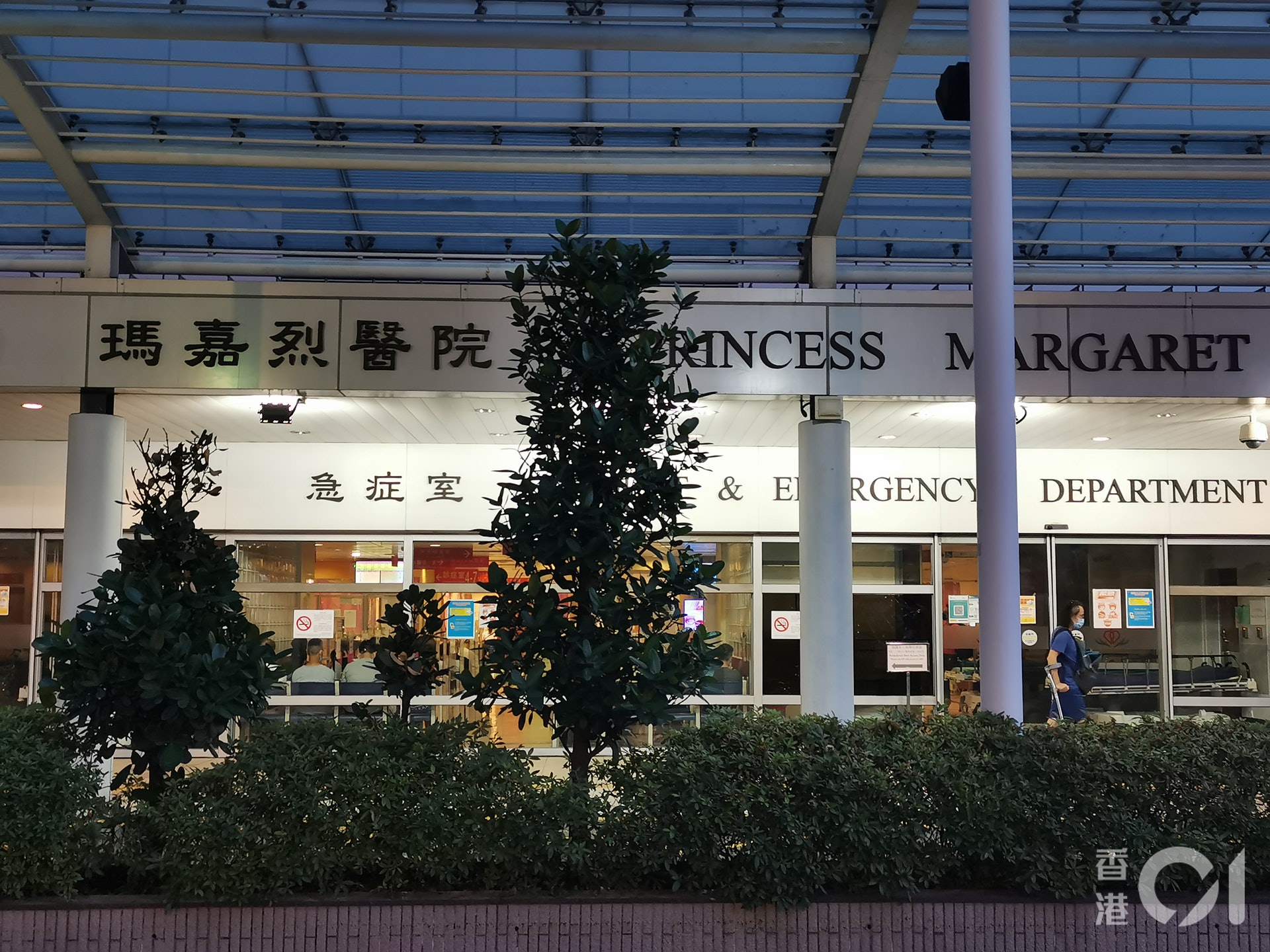 荔枝角公園體育館 社區疫苗接種中心內一名女子半昏迷,送往瑪嘉烈醫院治理。(林振華攝) 荔枝角公園體育館 社區疫苗接種中心內一名女子半昏迷,送往瑪嘉烈醫院治理。(林振華攝)