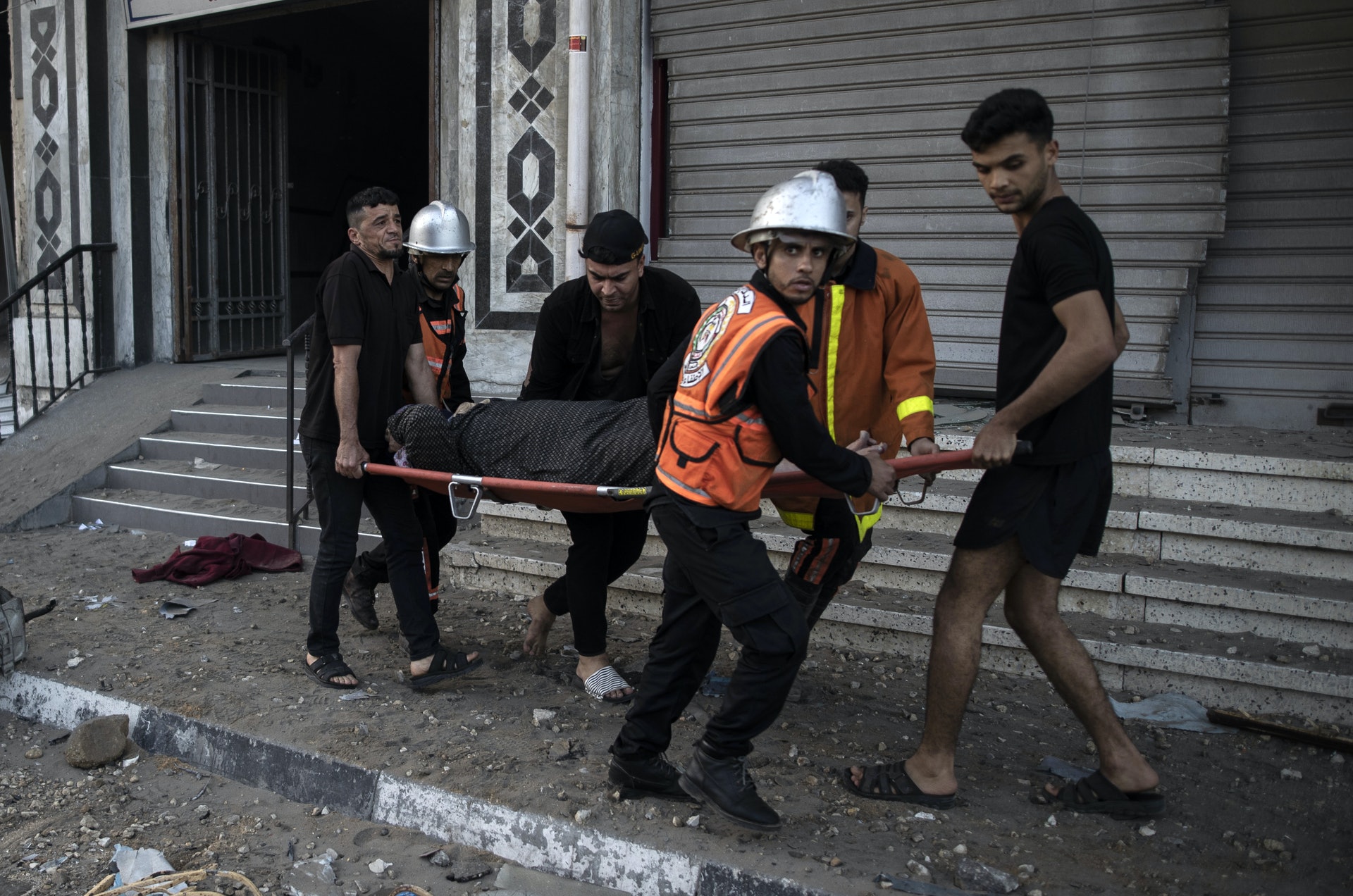 以色列5月12日繼續空襲加沙地區,巴勒斯坦救援人員在一座建築物內救出一名長者。(AP) 以色列5月12日繼續空襲加沙地區,巴勒斯坦救援人員在一座建築物內救出一名長者。(AP)