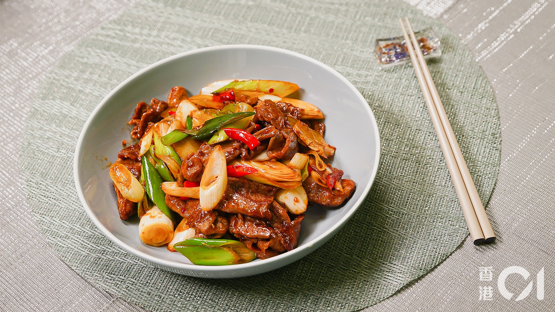 蔥爆素牛肉,加少少豆瓣醬爆炒,再下材料快炒更惹味。 蔥爆素牛肉,加少少豆瓣醬爆炒,再下材料快炒更惹味。