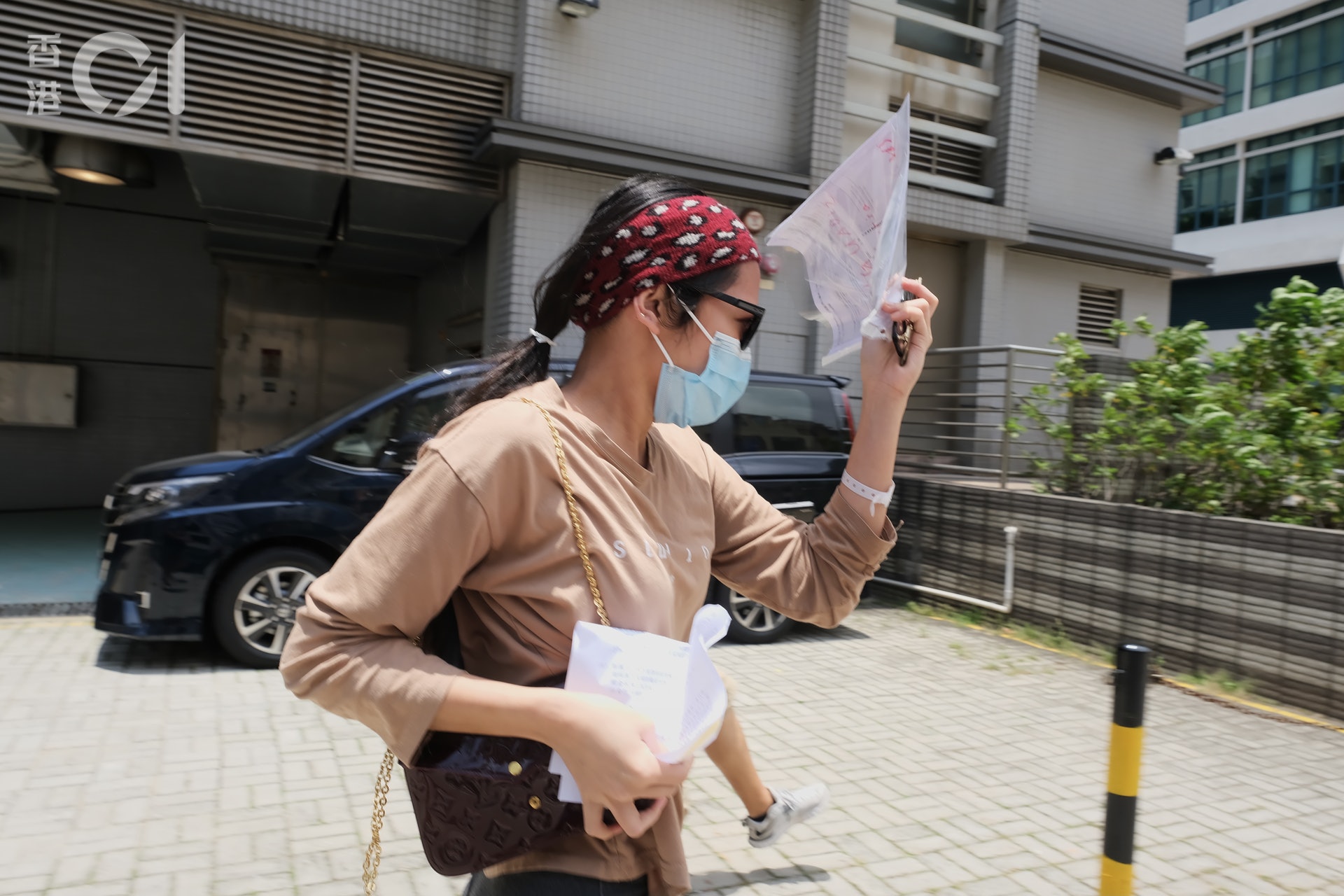 女被告Guadiz Victoria Marie Alcadie則獲准以2千元保釋,她離開法院後即飛奔離開。(區嘉樂攝) 女被告Guadiz Victoria Marie Alcadie則獲准以2千元保釋,她離開法院後即飛奔離開。(區嘉樂攝)