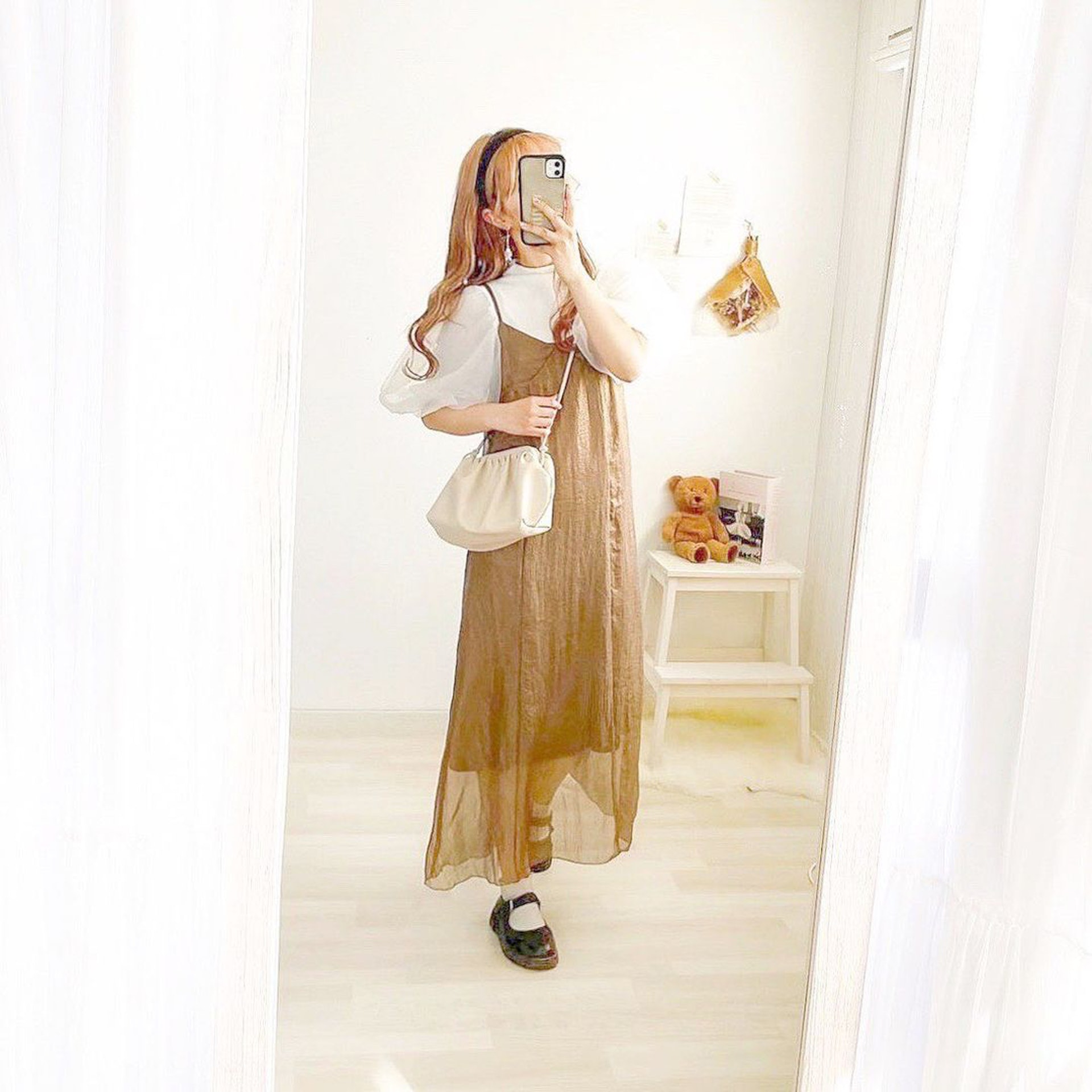 【增高穿搭】日本女生Anna喜歡穿上薄紗長裙透出雙腿，打造顯高效果。(anna__325@Instagram)