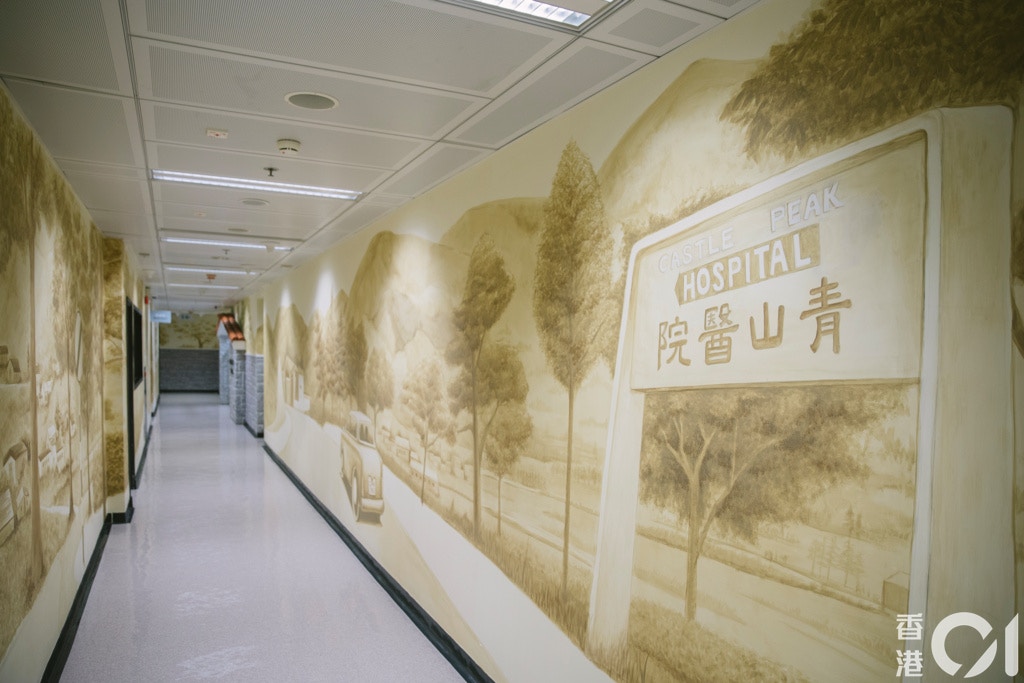 入口外面的走廊是屯門田地璧畫，讓市民儼如置身60年代的青山醫院，感受其隔涉荒涼。（鄭子峰攝）