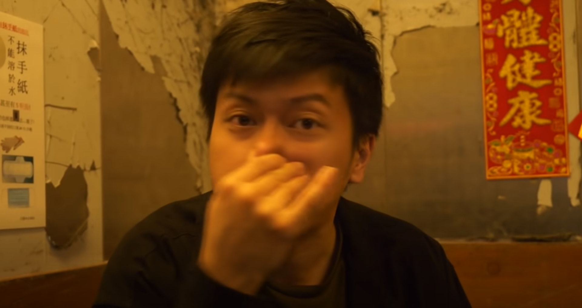 辦公室同事苦不堪言,樓主坦言連正常呼吸都是奢侈。(YT《試當真》影片截圖) 辦公室同事苦不堪言,樓主坦言連正常呼吸都是奢侈。(YT《試當真》影片截圖)