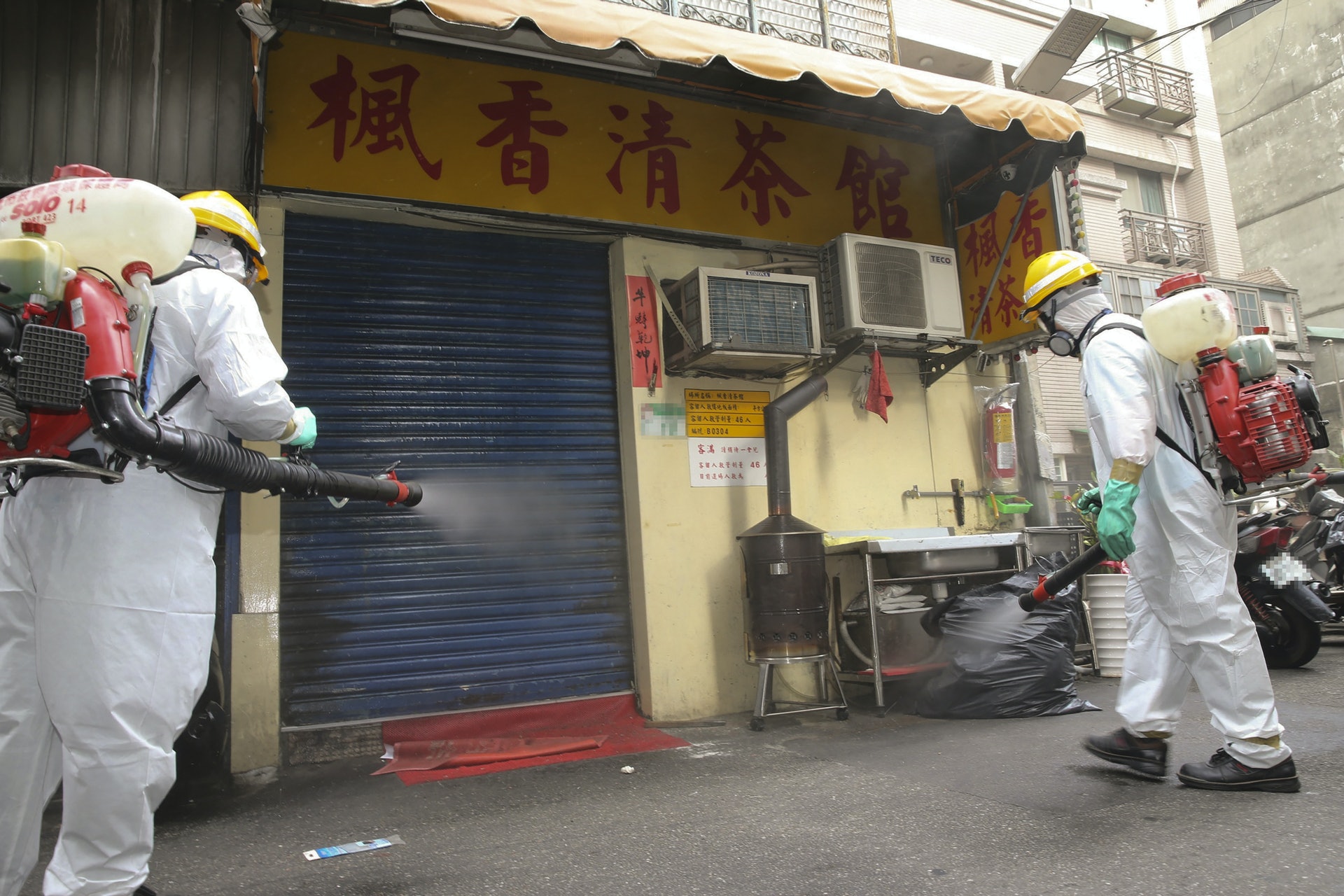 2021年5月12日,台灣再新增16例本地感染確診個案,其中2個個案分別在台北市萬華區「鴻達茶藝館」及「楓香清茶 館」(圖)工作,環保局人員午後全副武裝到茶藝館一帶進行消毒。(郭日曉/中央社) 2021年5月12日,台灣再新增16例本地感染確診個案,其中2個個案分別在台北市萬華區「鴻達茶藝館」及「楓香清茶 館」(圖)工作,環保局人員午後全副武裝到茶藝館一帶進行消毒。(郭日曉/中央社)