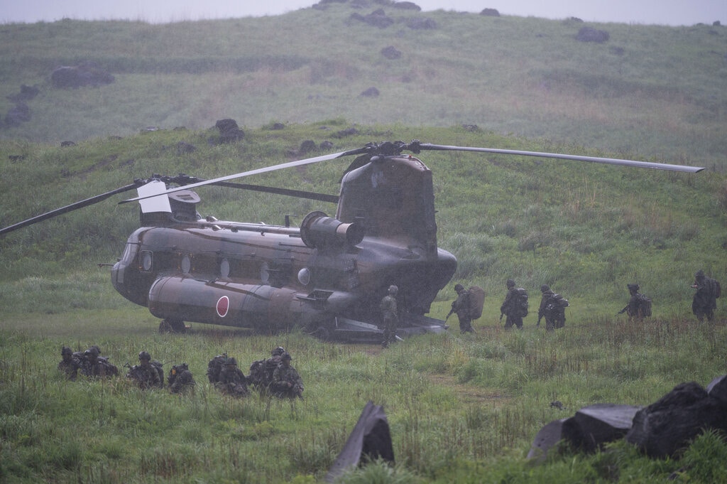 法國陸軍（右）和日本自衞隊士兵參加聯合軍事演習。（AP）