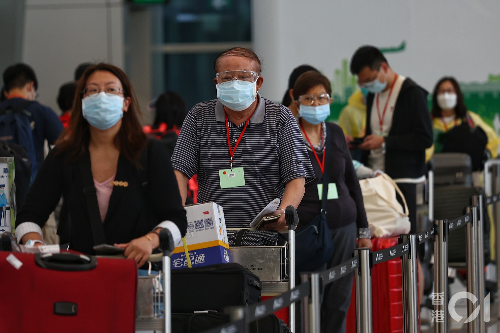 因應台灣疫情爆發,港府收緊台灣抵港人士檢疫安排,多名旅客須檢疫多日。(張浩維攝) 因應台灣疫情爆發,港府收緊台灣抵港人士檢疫安排,多名旅客須檢疫多日。(張浩維攝)