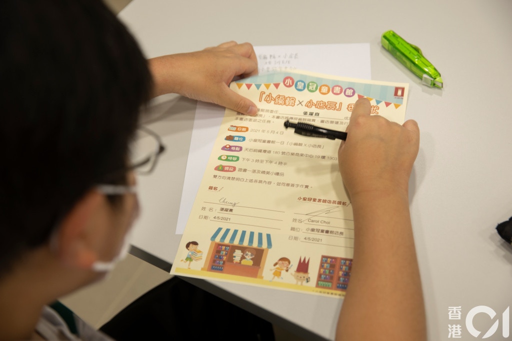 學生接受編輯培訓，體驗新書出版前的編輯會議。
