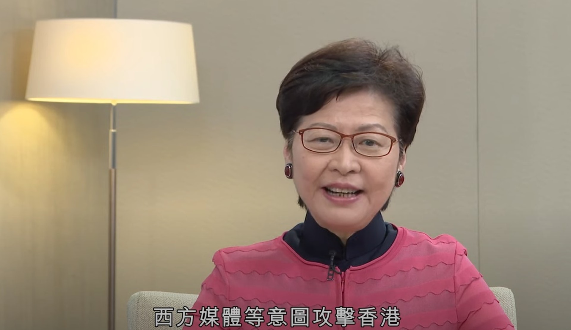 林鄭月娥主持「選委界別分組面面觀」節目,除訪問汪明荃的一集有較多人觀看外,其餘集數在YouTube的觀看人次皆未達五位數。(節目截圖) 林鄭月娥主持「選委界別分組面面觀」節目,除訪問汪明荃的一集有較多人觀看外,其餘集數在YouTube的觀看人次皆未達五位數。(節目截圖)
