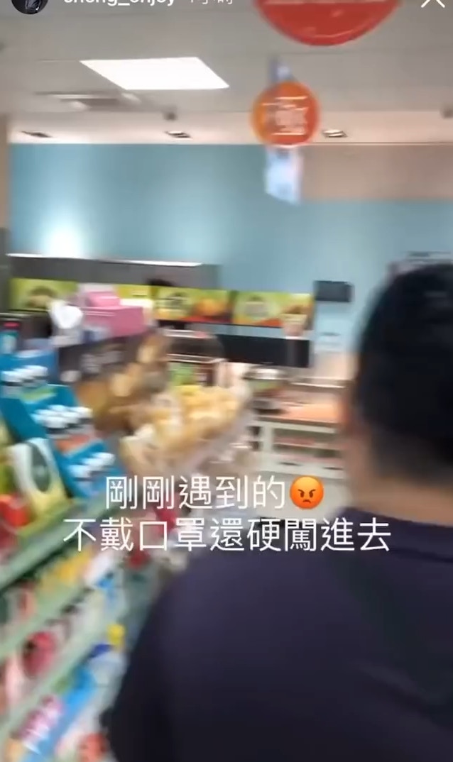 一名女士被要求戴口罩就狂罵女店員，讓旁邊的顧客也看不下去。（影片截圖：YouTube@Yulin Chen）