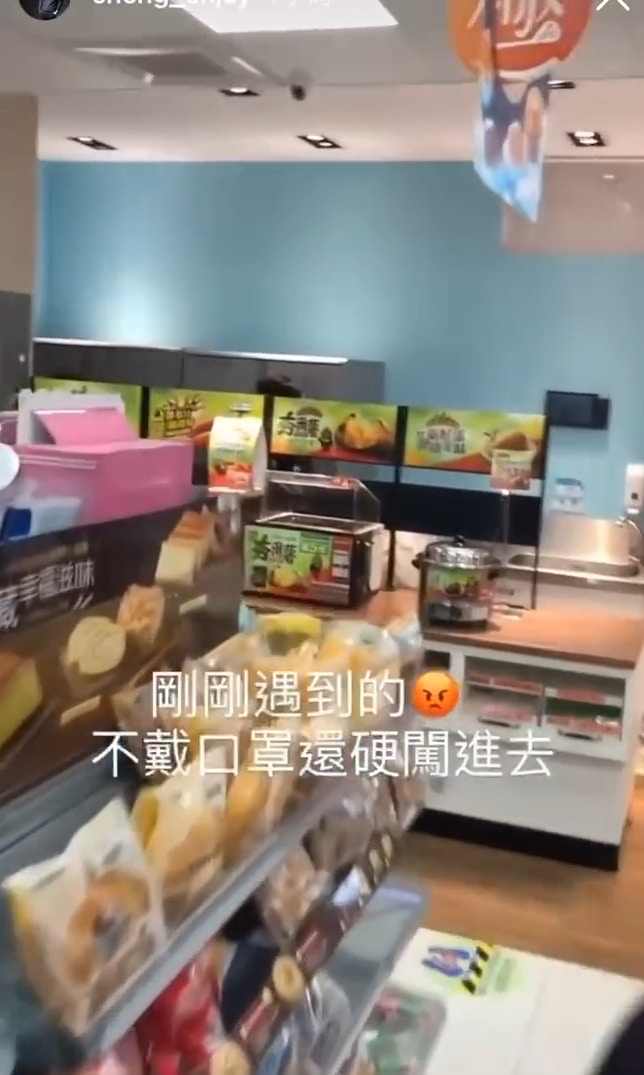一名女士被要求戴口罩就狂罵女店員，讓旁邊的顧客也看不下去。（影片截圖：YouTube@Yulin Chen）