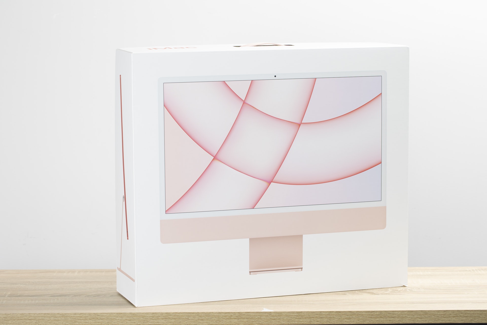 新iMac 24吋全新設計的長方型外箱,令用家更易收納。(龔嘉盛 攝) 新iMac 24吋全新設計的長方型外箱,令用家更易收納。(龔嘉盛 攝)