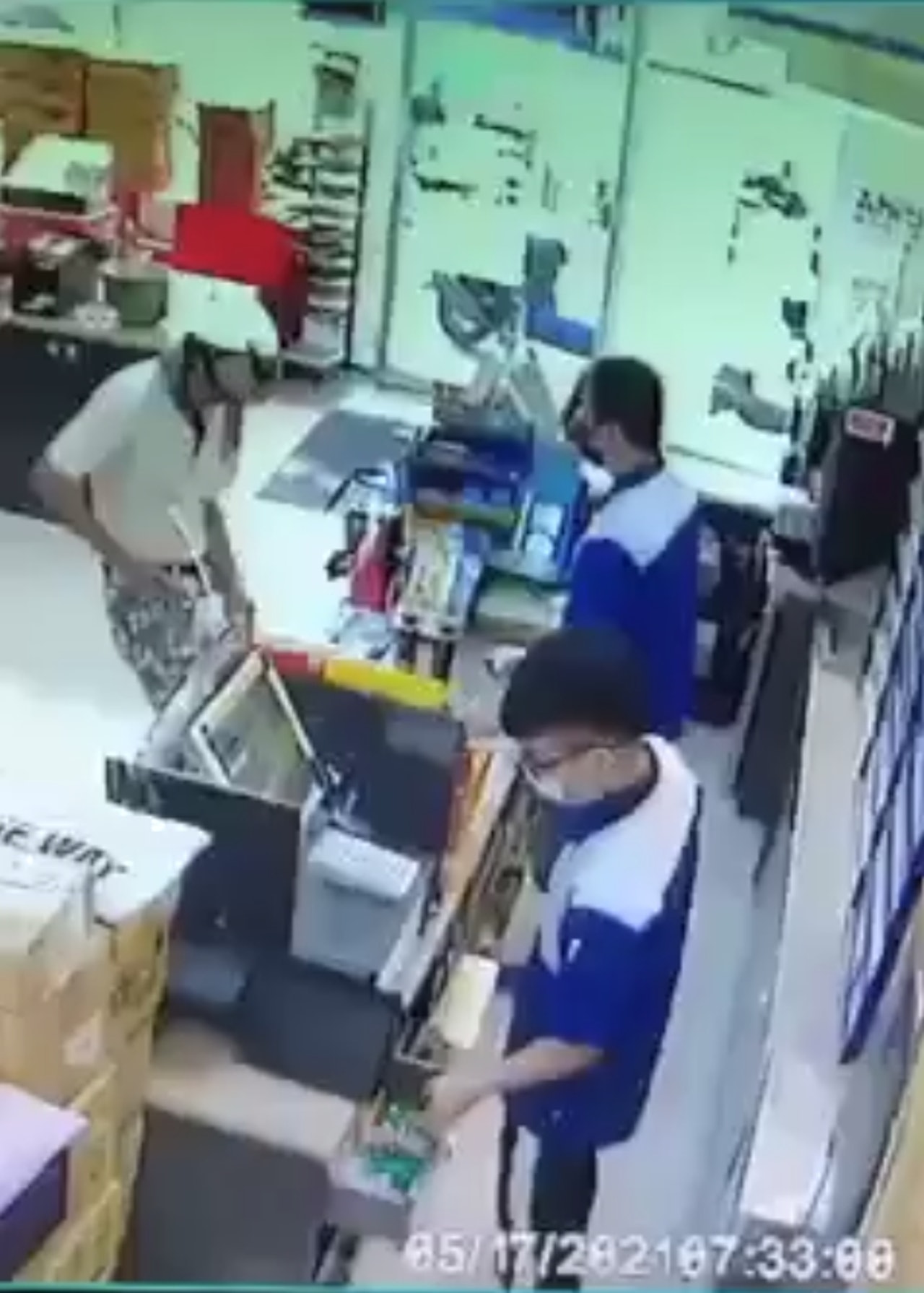 【台灣無罩大叔不滿被勸喻 竟拿頭盔狂毆便利店員致爆頭重傷要聯針】(影片截圖:爆料公社授權使用) 【台灣無罩大叔不滿被勸喻 竟拿頭盔狂毆便利店員致爆頭重傷要聯針】(影片截圖:爆料公社授權使用)