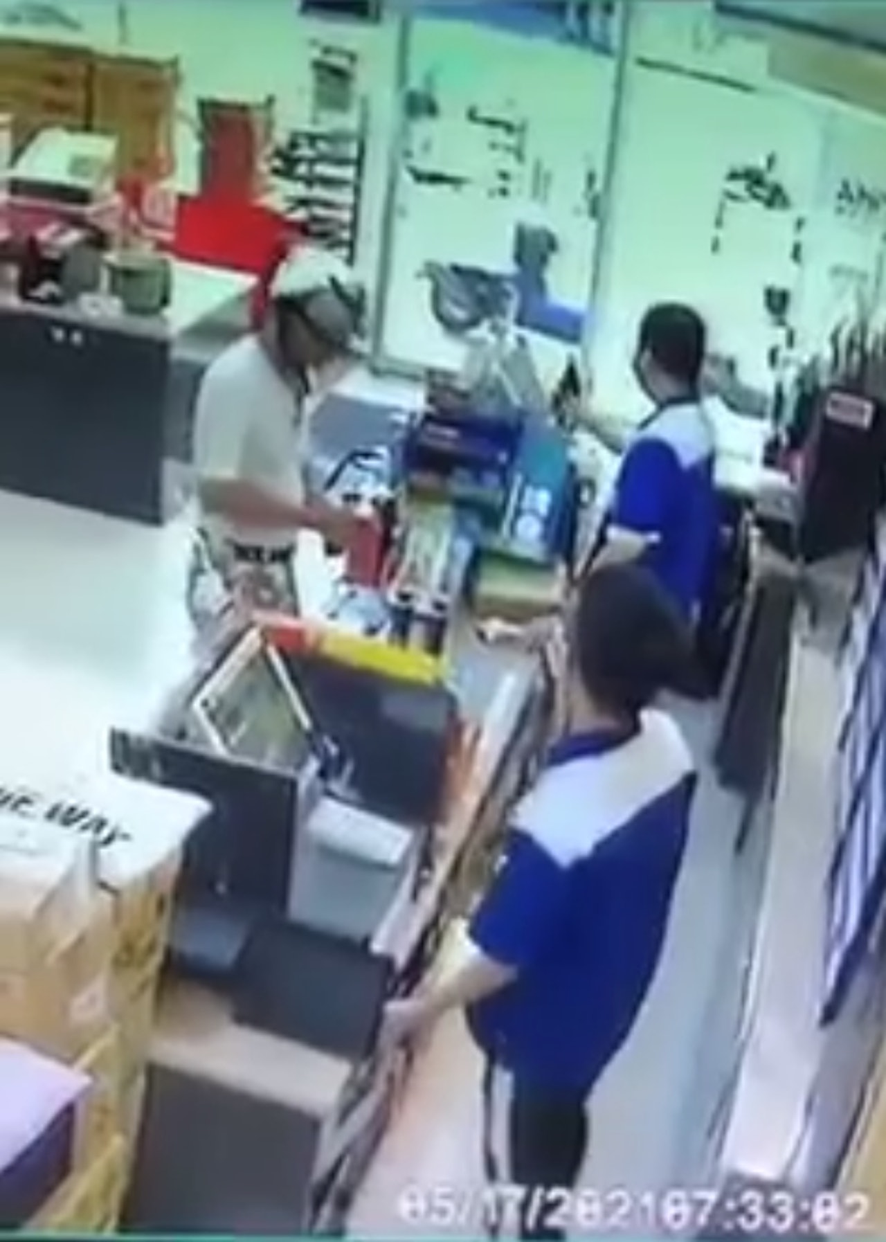 【台灣無罩大叔不滿被勸喻 竟拿頭盔狂毆便利店員致爆頭重傷要聯針】(影片截圖:爆料公社授權使用) 【台灣無罩大叔不滿被勸喻 竟拿頭盔狂毆便利店員致爆頭重傷要聯針】(影片截圖:爆料公社授權使用)