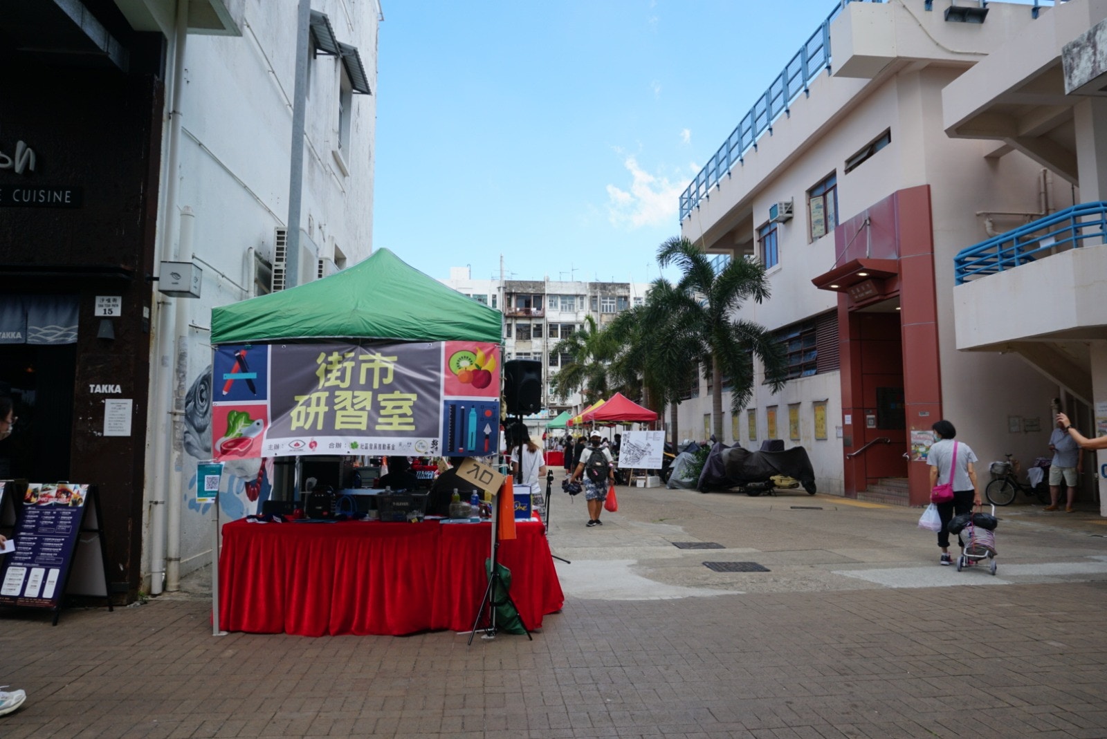 活動於西貢街市對出空地舉行，設有6個不同主題的墟市攤位開放給市民參與（圖片由監察公營街市發展聯盟提供）