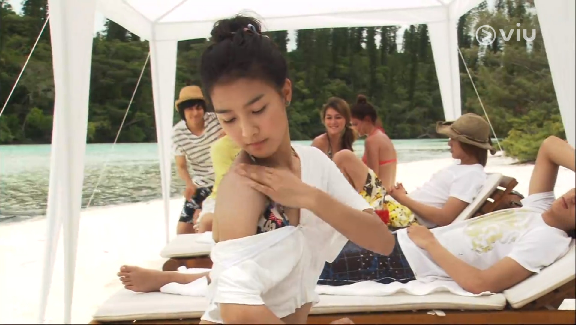若有進行戶外水上活動如游泳,則要縮短補擦頻率。(《花樣男子》截圖) 若有進行戶外水上活動如游泳,則要縮短補擦頻率。(《花樣男子》截圖)