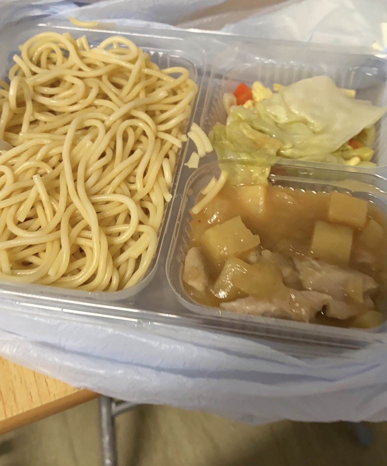 需檢疫的網民分享餐單及飯盒的相片,可見有中西餐,而早午晚餐亦有4項選擇,主要是以飯、意粉、粥等為主,亦有三文治。(連登討論區圖片) 需檢疫的網民分享餐單及飯盒的相片,可見有中西餐,而早午晚餐亦有4項選擇,主要是以飯、意粉、粥等為主,亦有三文治。(連登討論區圖片)