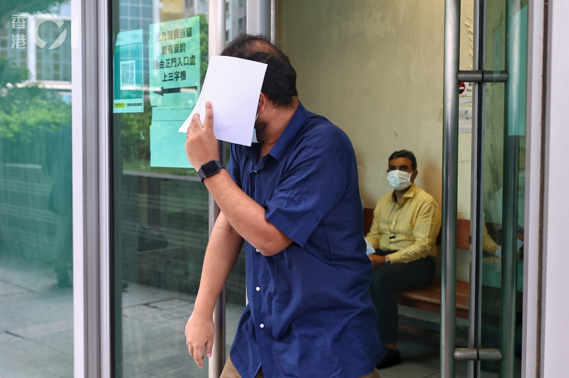 男被告Syed Mohamed Rizvi,被指隱瞞曾參與聚會被控,現准以3萬元現金及1萬元人事擔保外出。(資料圖片) 男被告Syed Mohamed Rizvi,被指隱瞞曾參與聚會被控,現准以3萬元現金及1萬元人事擔保外出。(資料圖片)