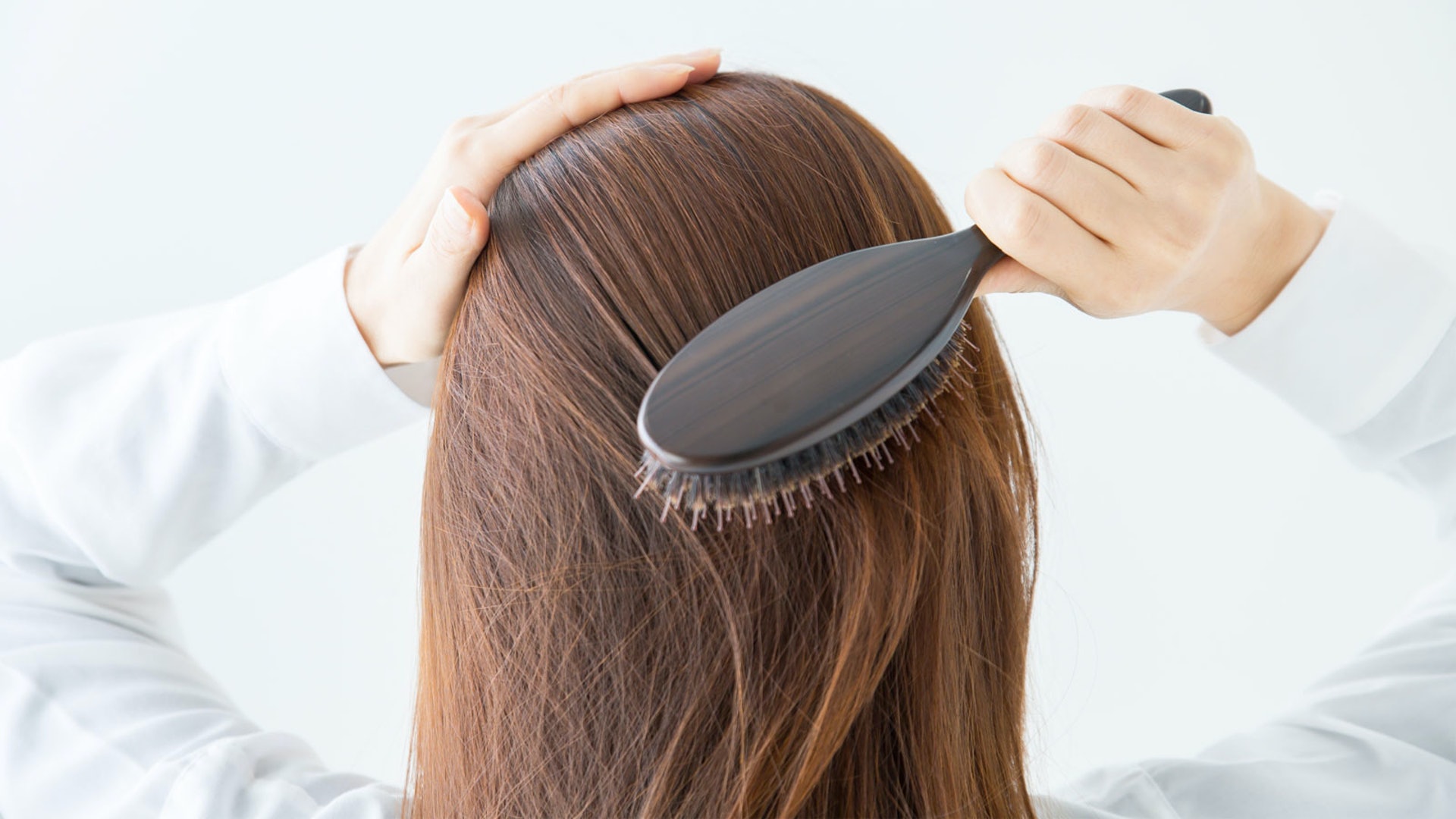 梳頭可刺激頭部穴位，疏通經絡，對頭髮健康有正面作用。（圖片：health.gvm）