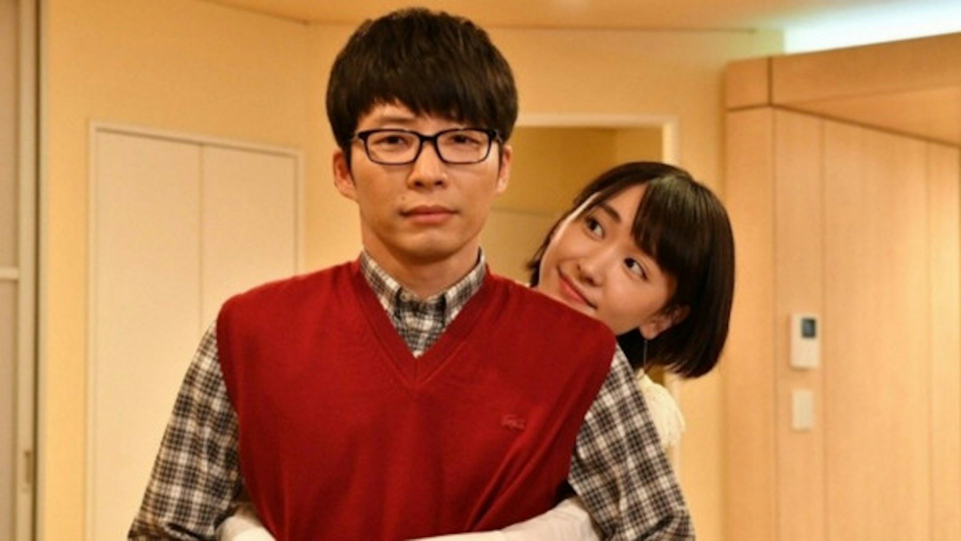 新垣結衣與星野源在《逃恥》中飾演夫妻。(劇照)