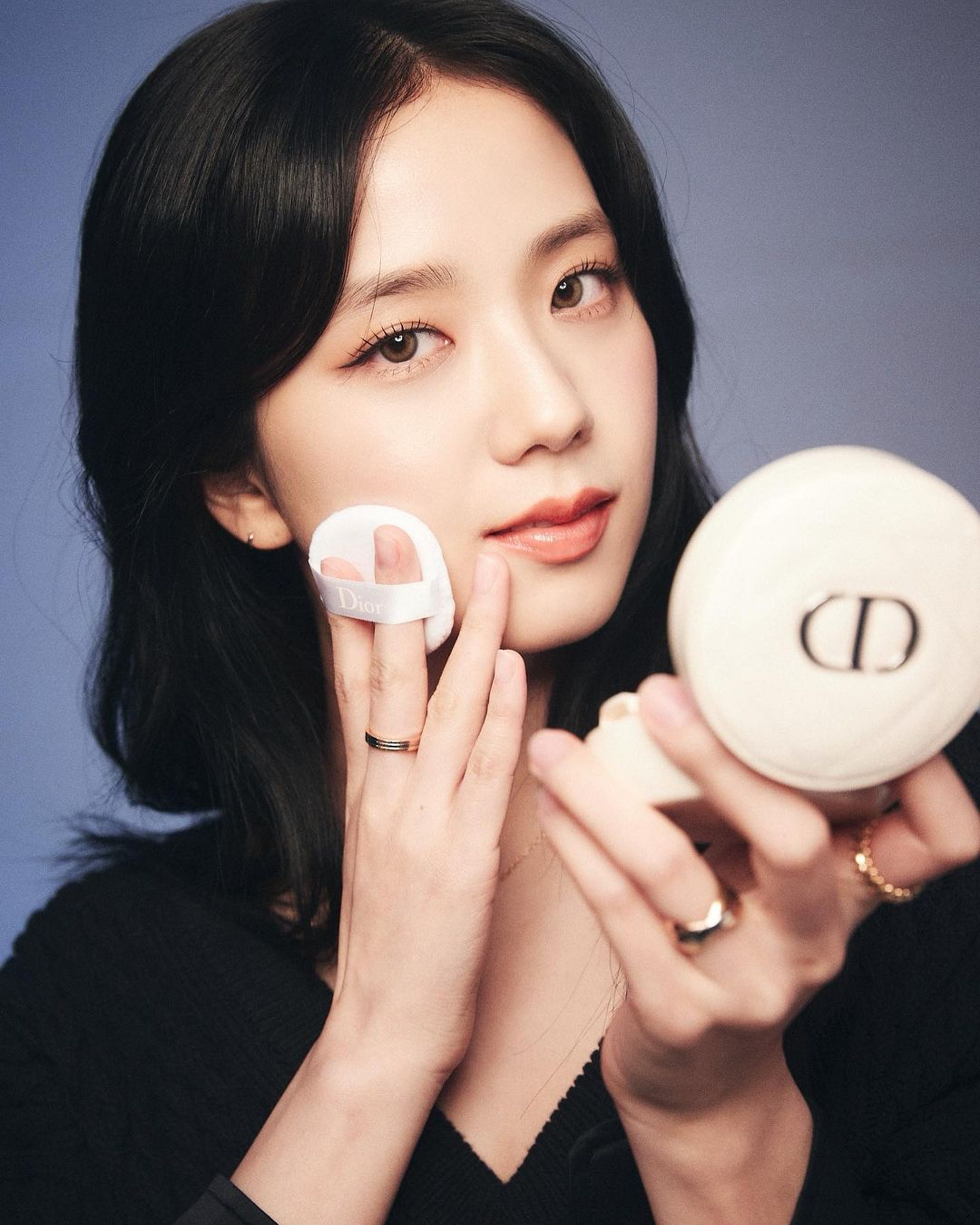 BLACKPINK Jisoo 近期更用上Dior新出的氣墊粉底(BB Cushion)。(sooyaaa___@instagram) BLACKPINK Jisoo 近期更用上Dior新出的氣墊粉底(BB Cushion)。(sooyaaa___@instagram)