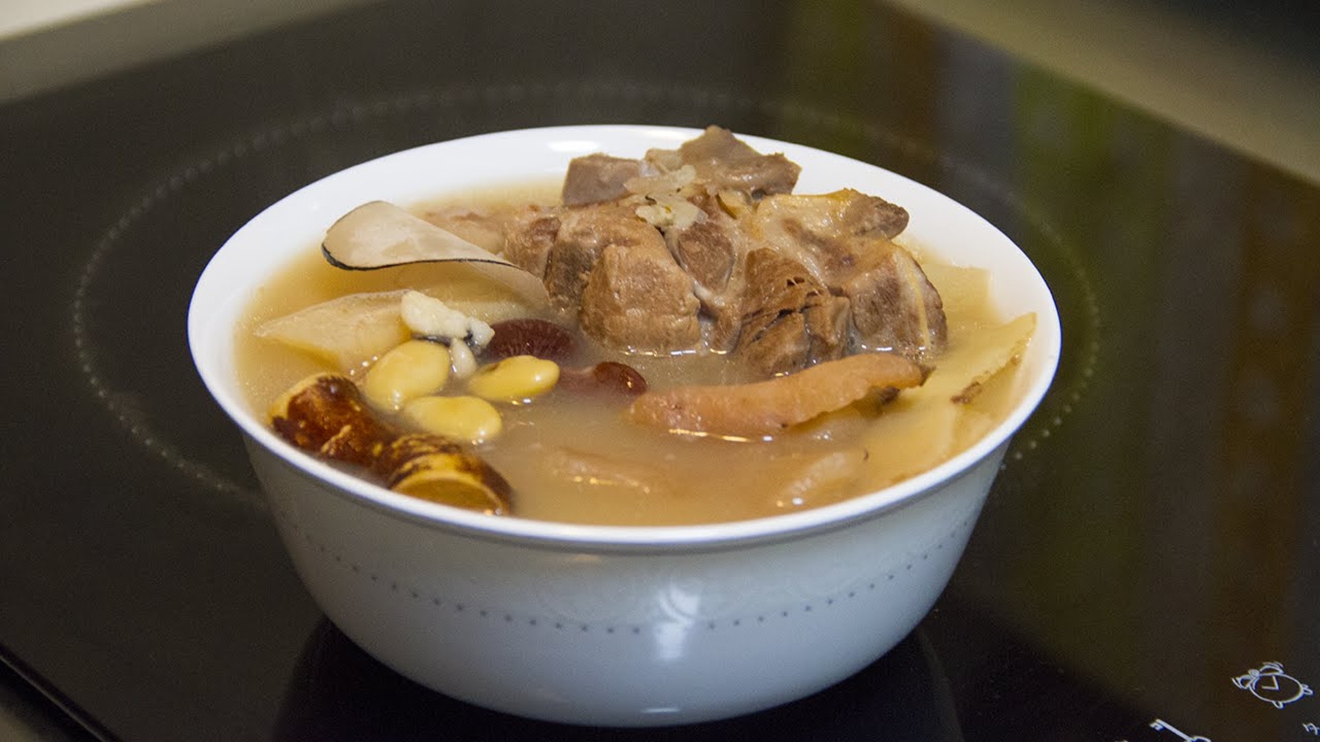 粉葛粟米芯排骨湯具有清熱祛濕、生津止渴的功效。（圖片：youtube）
