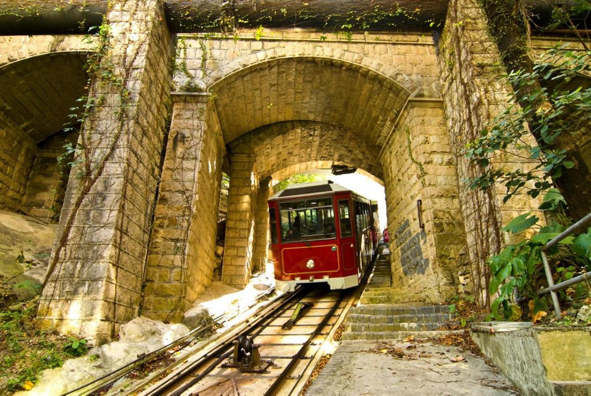 山頂纜車自1888年啟用,至今已服務香港市民超過130年,由交通工具演變成深受旅客歡迎的旅遊景點之一,現時的山頂纜車已香香港人共渡32年。(山頂纜車有限公司提供圖片) 山頂纜車自1888年啟用,至今已服務香港市民超過130年,由交通工具演變成深受旅客歡迎的旅遊景點之一,現時的山頂纜車已香香港人共渡32年。(山頂纜車有限公司提供圖片)