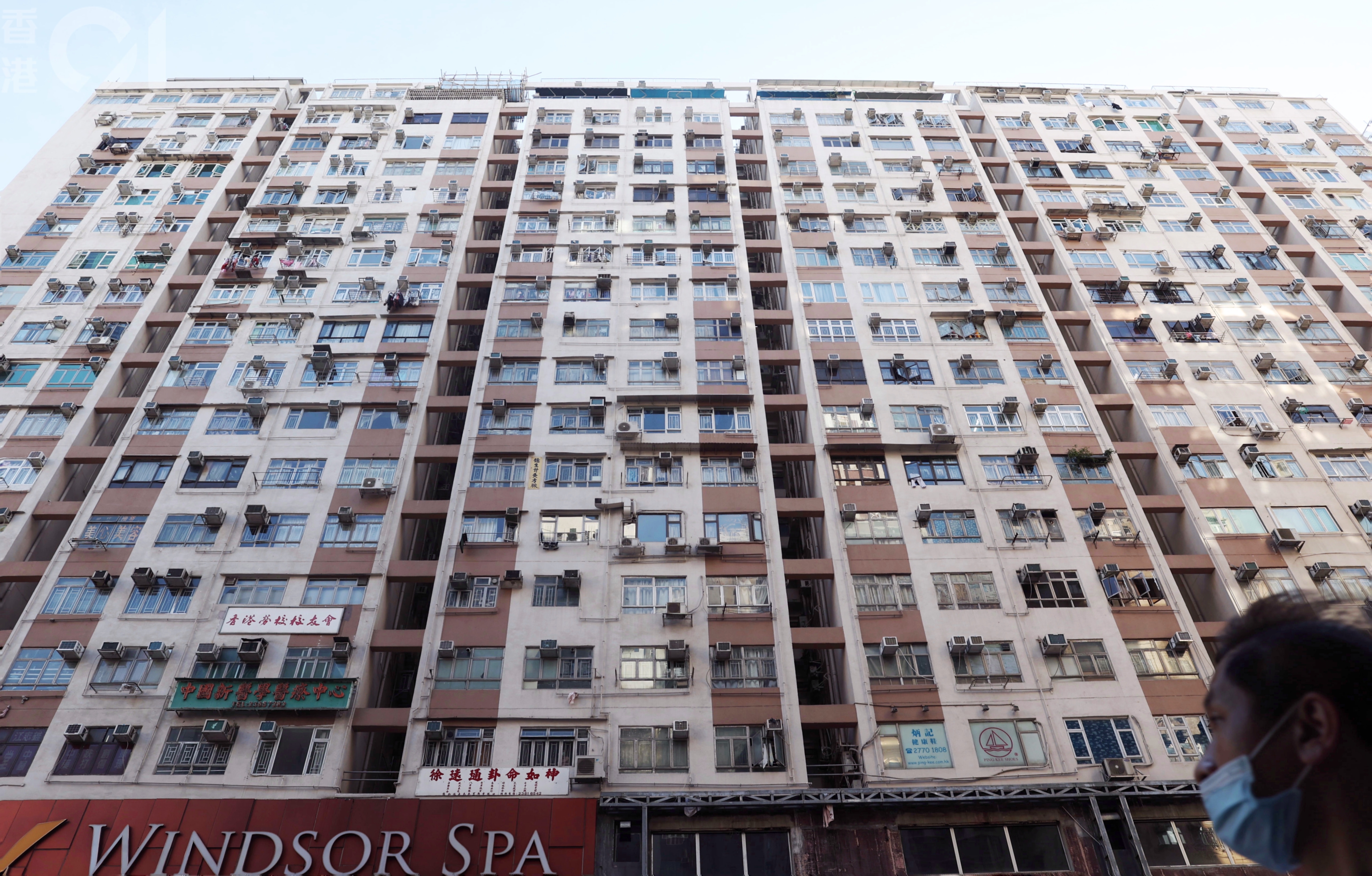 本港今天亦增一宗初步確診個案，患者亦是印尼外傭，疑是「本地無源頭」個案，曾住在外傭公司提供的臨時住所油麻地寶寧大廈。（余俊亮攝）