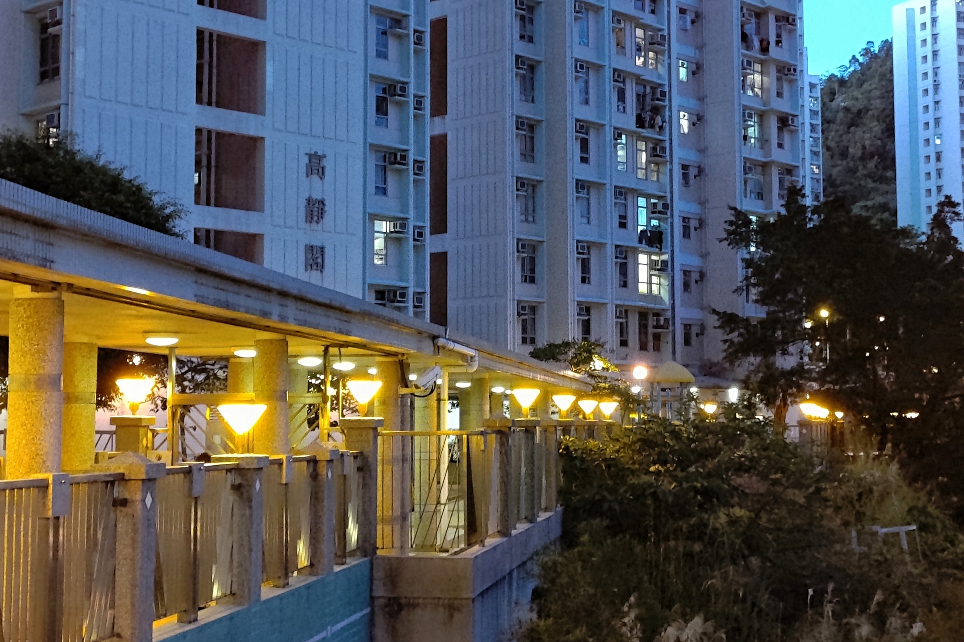 16歲少女遭可疑男子尾隨至高翔苑一大廈走廊,對方從後箍頸。(余睿菁攝) 16歲少女遭可疑男子尾隨至高翔苑一大廈走廊,對方從後箍頸。(余睿菁攝)