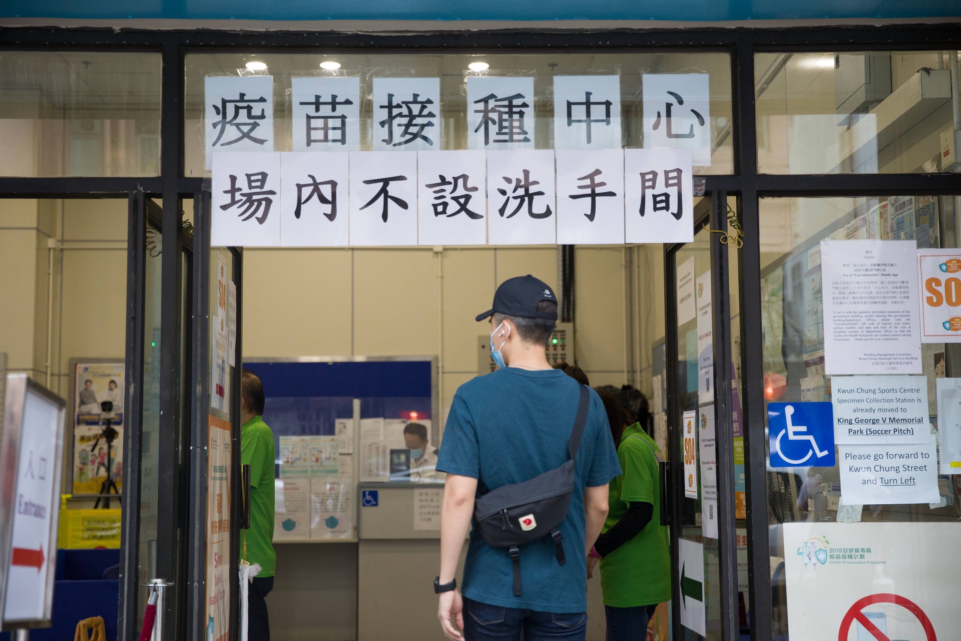 官涌體育館疫苗接種中心一名負責打針的女護士初步確診,中心今日如常運作。(梁鵬威攝) 官涌體育館疫苗接種中心一名負責打針的女護士初步確診,中心今日如常運作。(梁鵬威攝)