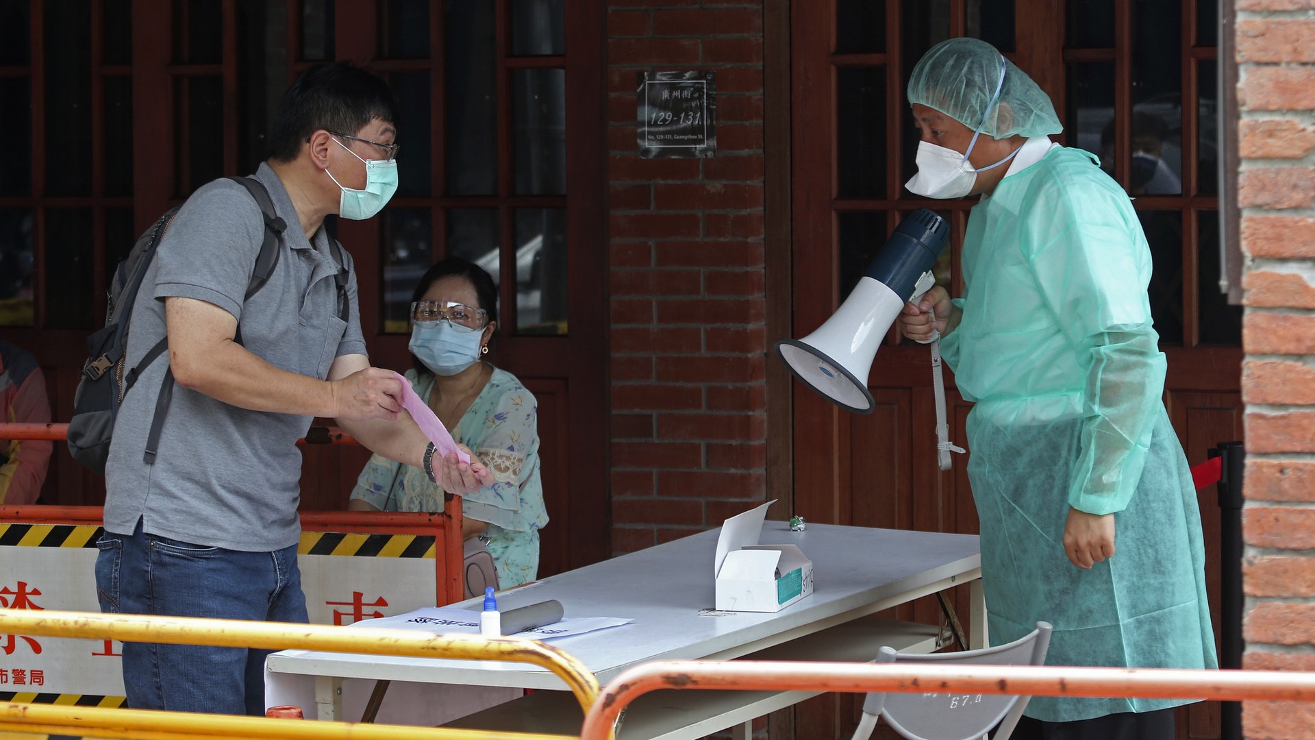 台灣新冠肺炎疫情:圖為5月18日,台灣台北醫護人員在病毒檢測中心向民眾提供指示。(AP) 台灣新冠肺炎疫情:圖為5月18日,台灣台北醫護人員在病毒檢測中心向民眾提供指示。(AP)